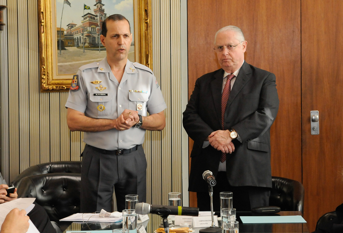 Roberval Ferreira Frana, comandante-geral da Polcia Militar do Estado de So Paulo e Barros Munhoz, presidente do Legislativo paulista<a style='float:right;color:#ccc' href='https://www3.al.sp.gov.br/repositorio/noticia/N-08-2012/fg116693.jpg' target=_blank><i class='bi bi-zoom-in'></i> Clique para ver a imagem </a>