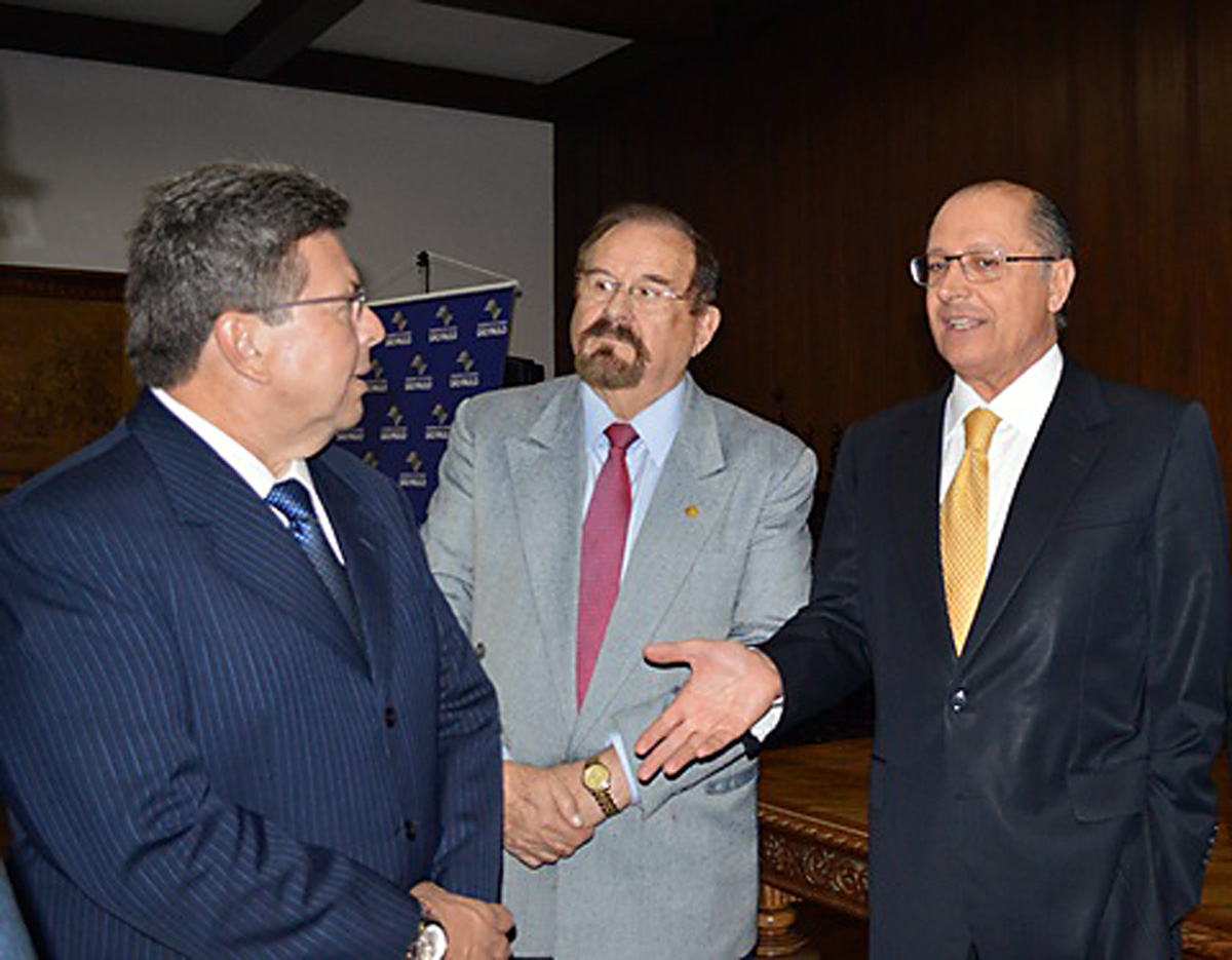 Carlo, Aldo Demarchi e Geraldo Alckmin<a style='float:right;color:#ccc' href='https://www3.al.sp.gov.br/repositorio/noticia/N-08-2013/fg128534.jpg' target=_blank><i class='bi bi-zoom-in'></i> Clique para ver a imagem </a>