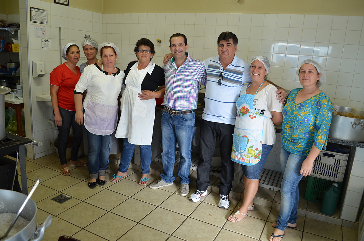 Edmir Chedid e Antonio Nogueira entre as cozinheiras voluntrias<a style='float:right;color:#ccc' href='https://www3.al.sp.gov.br/repositorio/noticia/N-08-2013/fg128775.jpg' target=_blank><i class='bi bi-zoom-in'></i> Clique para ver a imagem </a>