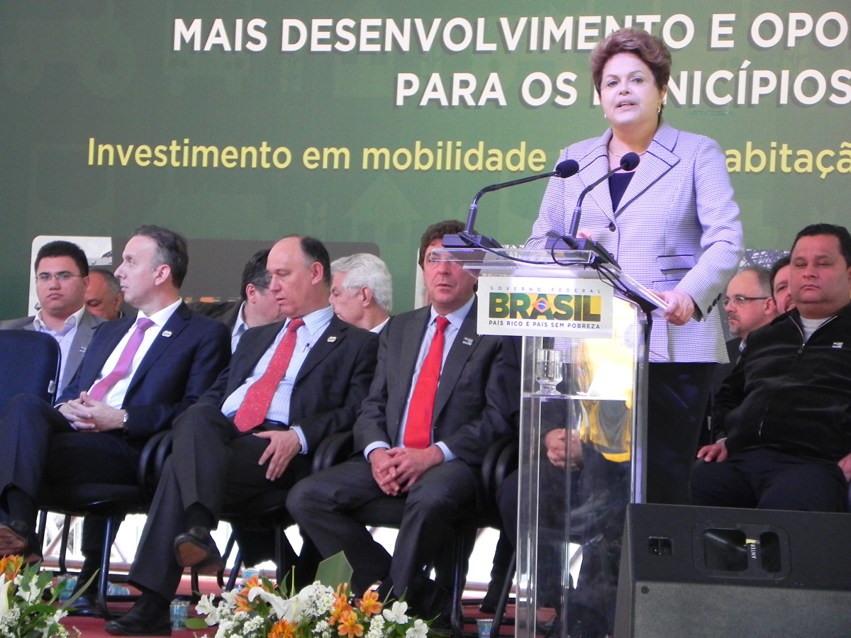 Rodrigo Moraes, Aguinaldo Ribeiro, Pepe Vargas e Dilma Rousseff<a style='float:right;color:#ccc' href='https://www3.al.sp.gov.br/repositorio/noticia/N-08-2013/fg128785.jpg' target=_blank><i class='bi bi-zoom-in'></i> Clique para ver a imagem </a>