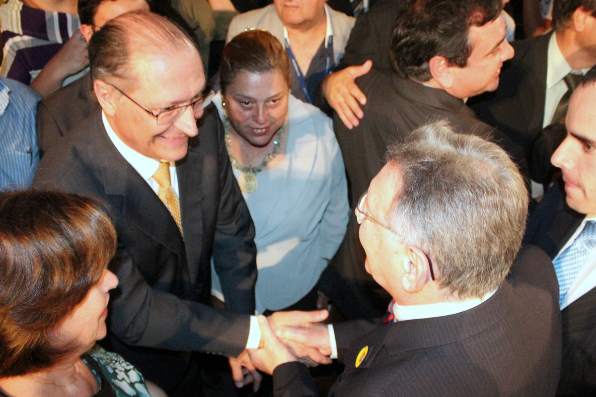 Geraldo Alckmin cumprimenta Dr. Ulysses<a style='float:right;color:#ccc' href='https://www3.al.sp.gov.br/repositorio/noticia/N-08-2013/fg128817.jpg' target=_blank><i class='bi bi-zoom-in'></i> Clique para ver a imagem </a>