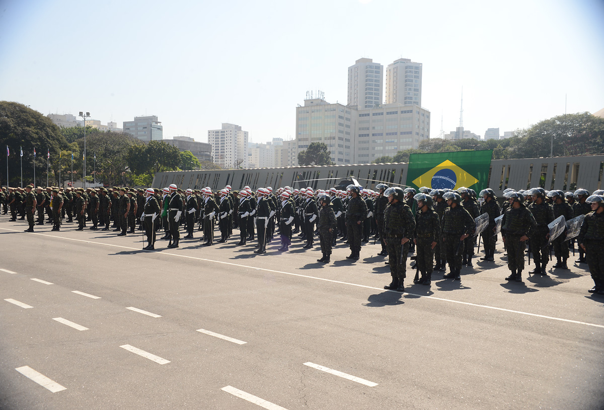 Soldados formados diante da sede do Comando Militar do Sudeste<a style='float:right;color:#ccc' href='https://www3.al.sp.gov.br/repositorio/noticia/N-08-2013/fg128848.jpg' target=_blank><i class='bi bi-zoom-in'></i> Clique para ver a imagem </a>