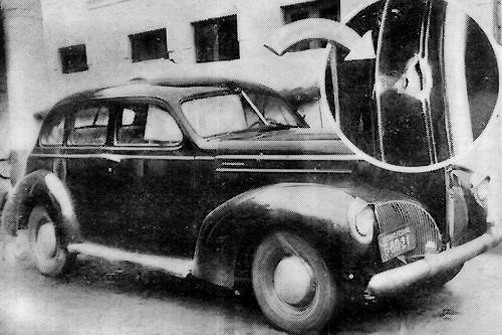 Studebaker 1940 que transportou o assassino, com a marca do tiro<a style='float:right;color:#ccc' href='https://www3.al.sp.gov.br/repositorio/noticia/N-08-2014/fg164471.jpg' target=_blank><i class='bi bi-zoom-in'></i> Clique para ver a imagem </a>