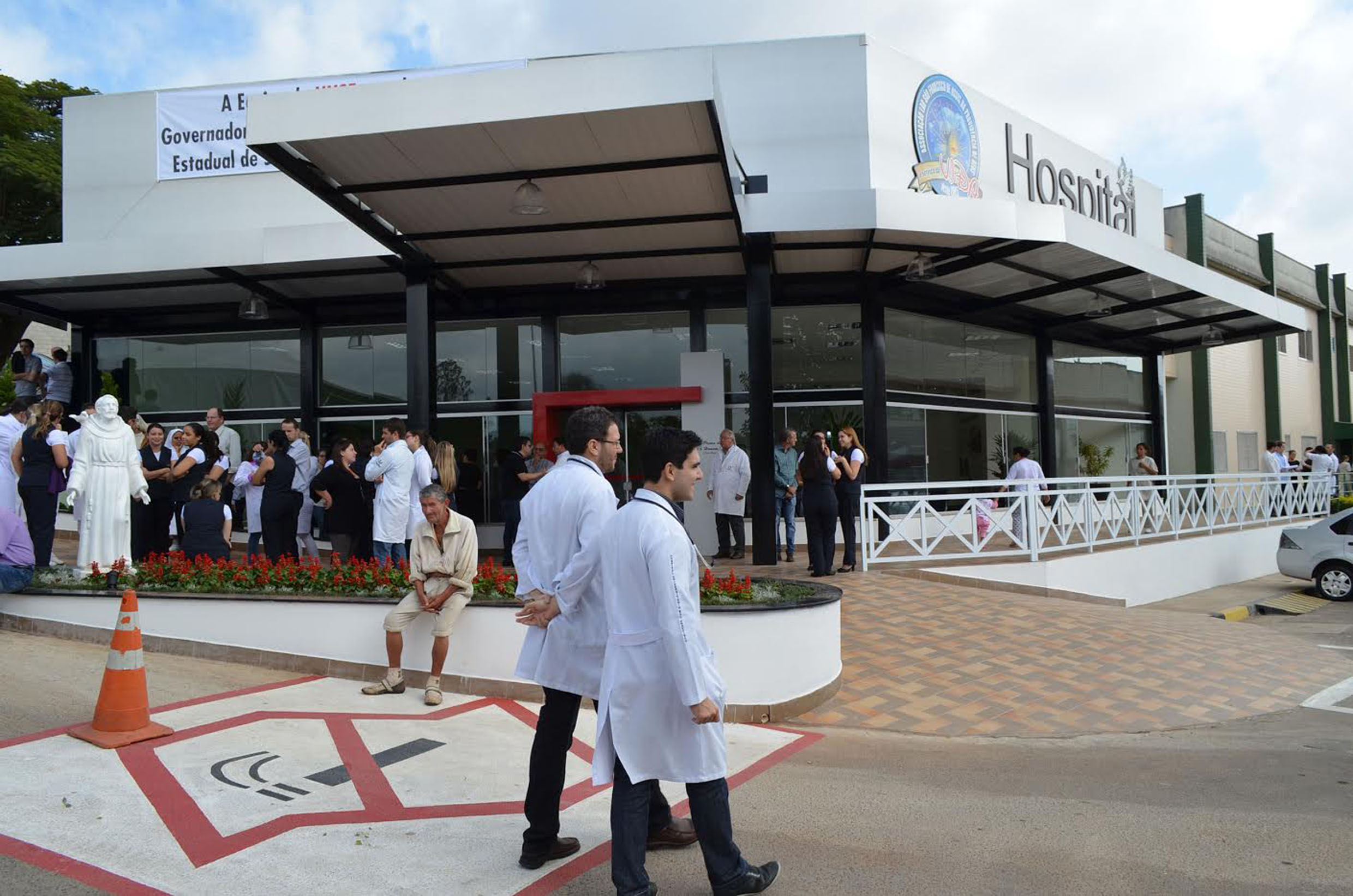 Hospital atende populao de Bragana e regio<a style='float:right;color:#ccc' href='https://www3.al.sp.gov.br/repositorio/noticia/N-08-2015/fg173383.jpg' target=_blank><i class='bi bi-zoom-in'></i> Clique para ver a imagem </a>