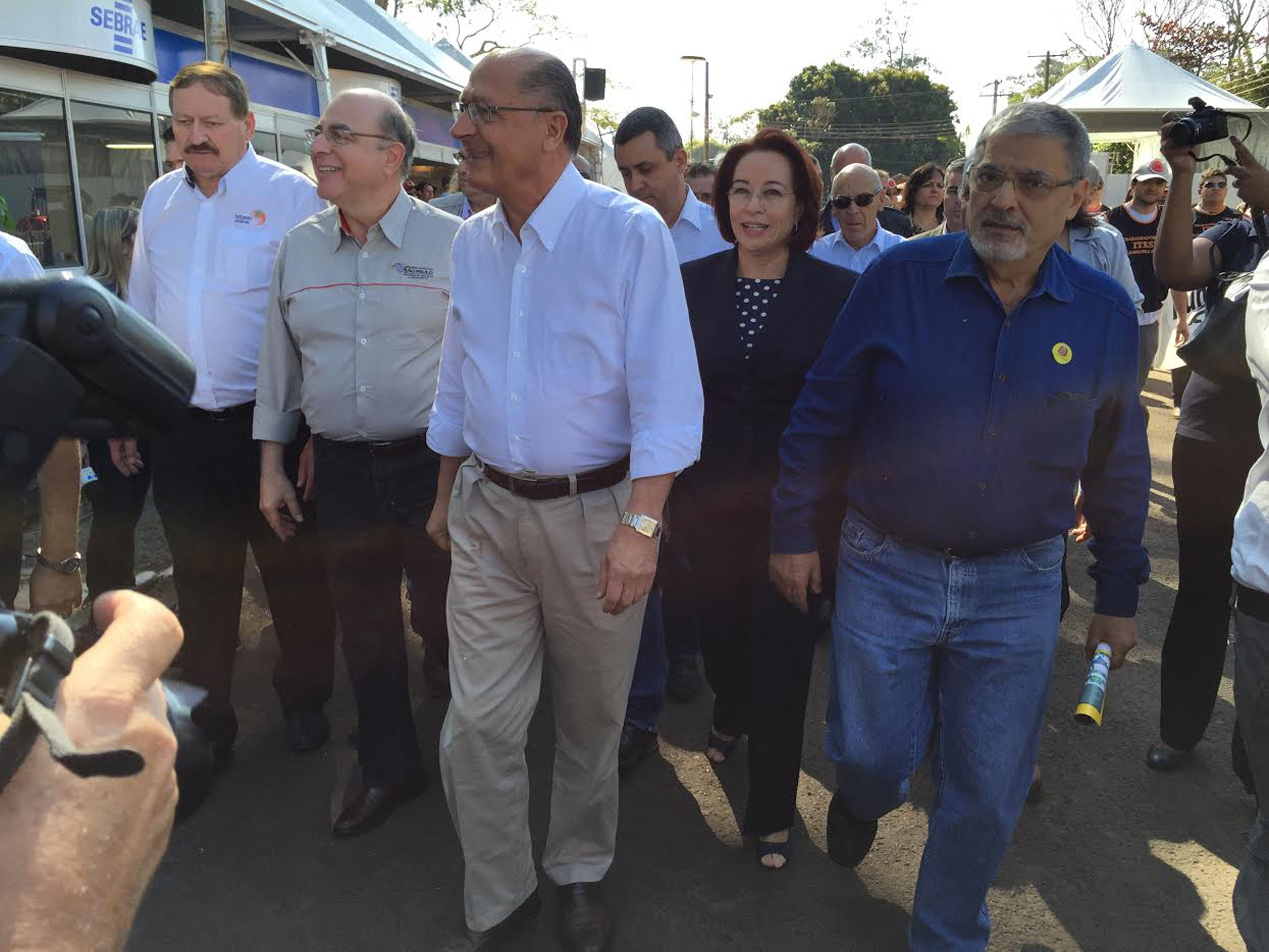Pedro Tobias com o governador Alckmin e prefeita Bel na abertura da Agrifam<a style='float:right;color:#ccc' href='https://www3.al.sp.gov.br/repositorio/noticia/N-08-2015/fg173410.jpg' target=_blank><i class='bi bi-zoom-in'></i> Clique para ver a imagem </a>