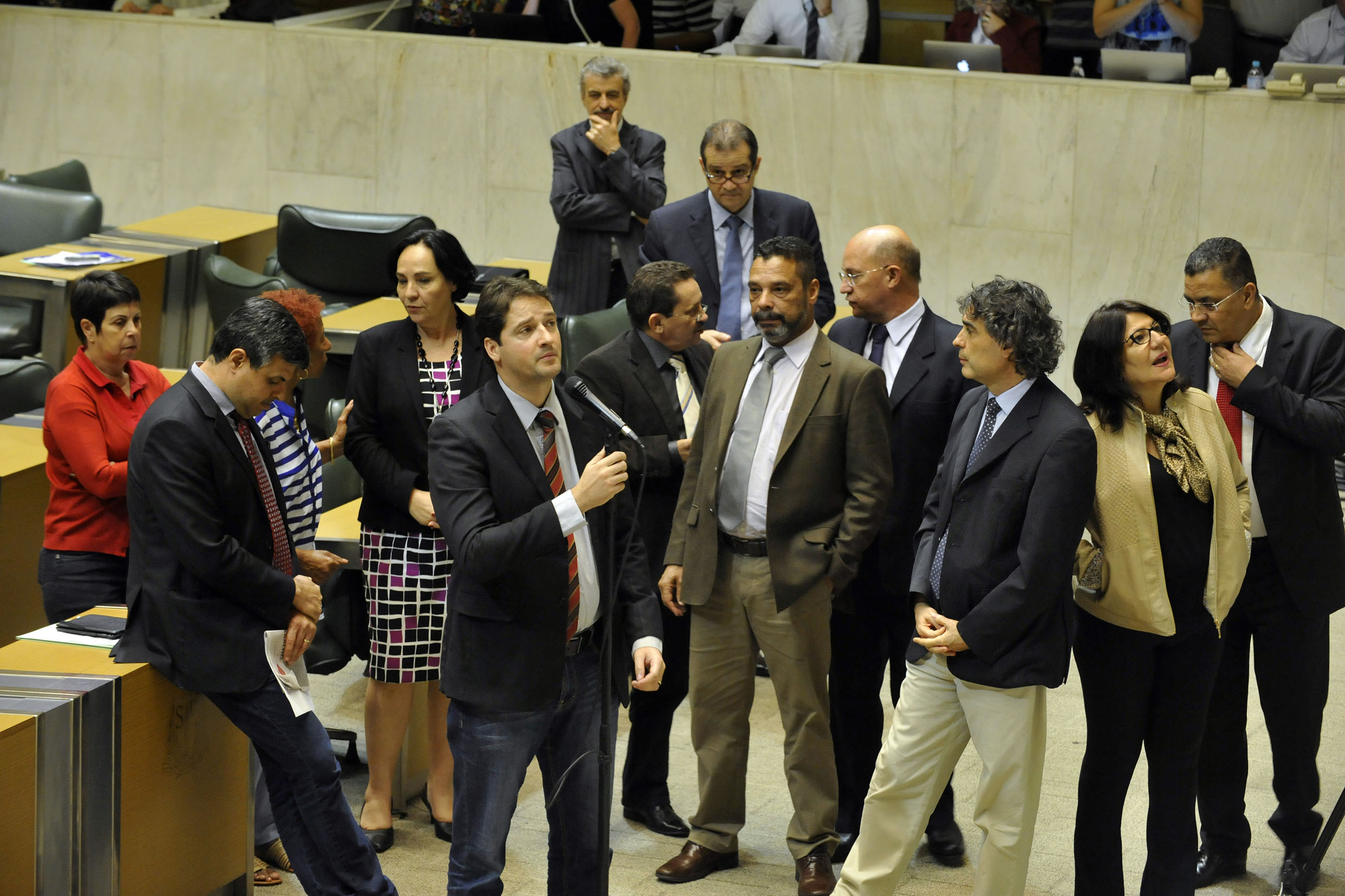 Raul Marcelo, ao microfone, e parlamentares <a style='float:right;color:#ccc' href='https://www3.al.sp.gov.br/repositorio/noticia/N-08-2015/fg173470.jpg' target=_blank><i class='bi bi-zoom-in'></i> Clique para ver a imagem </a>