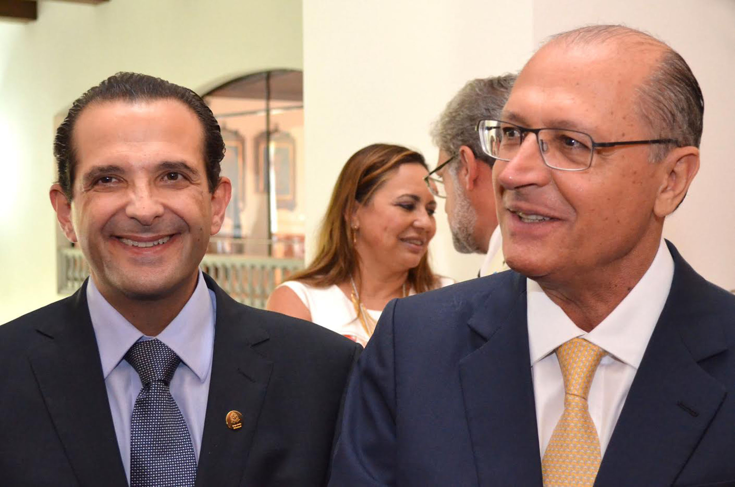 Edmir Chedid e Geraldo Alckmin falam sobre investimentos na SP-008<a style='float:right;color:#ccc' href='https://www3.al.sp.gov.br/repositorio/noticia/N-08-2015/fg173603.jpg' target=_blank><i class='bi bi-zoom-in'></i> Clique para ver a imagem </a>