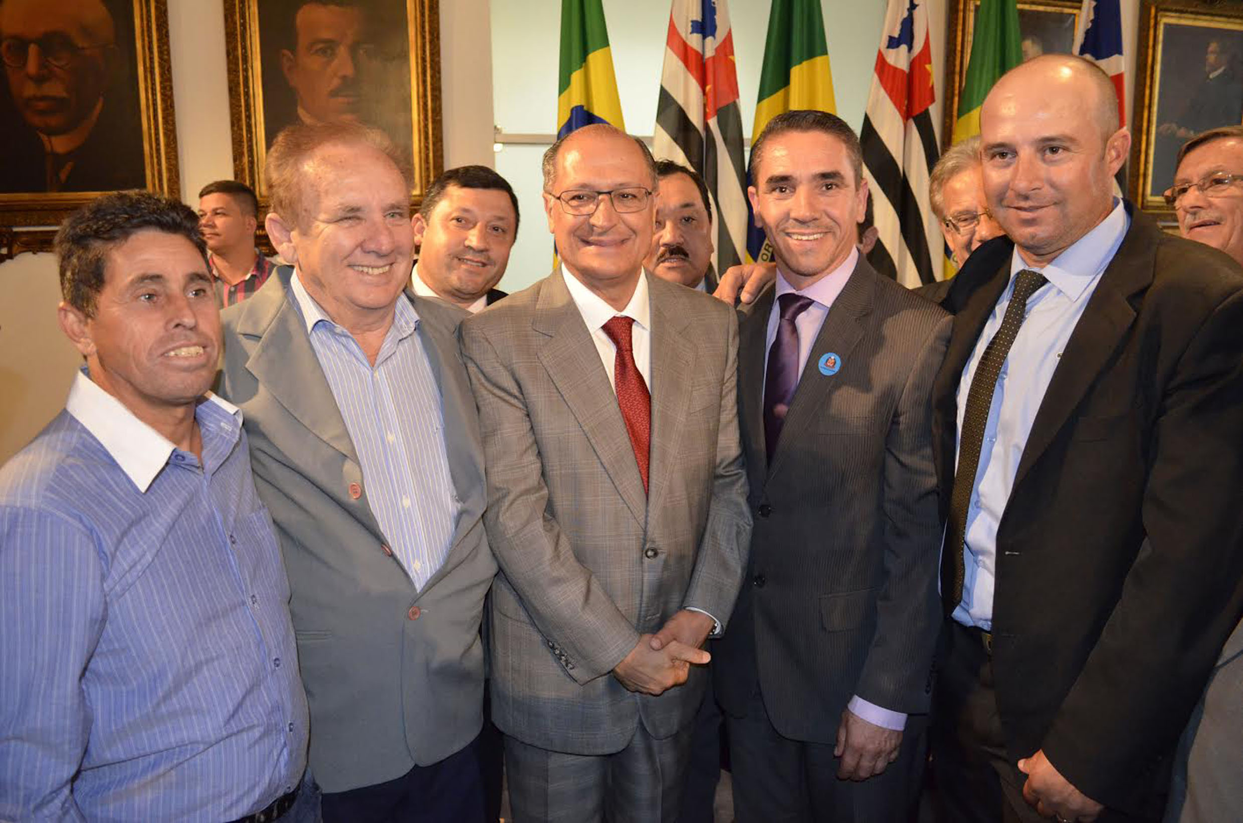 Geraldo Alckmin, ao centro, e representantes de Tuiuti<a style='float:right;color:#ccc' href='https://www3.al.sp.gov.br/repositorio/noticia/N-08-2015/fg173605.jpg' target=_blank><i class='bi bi-zoom-in'></i> Clique para ver a imagem </a>