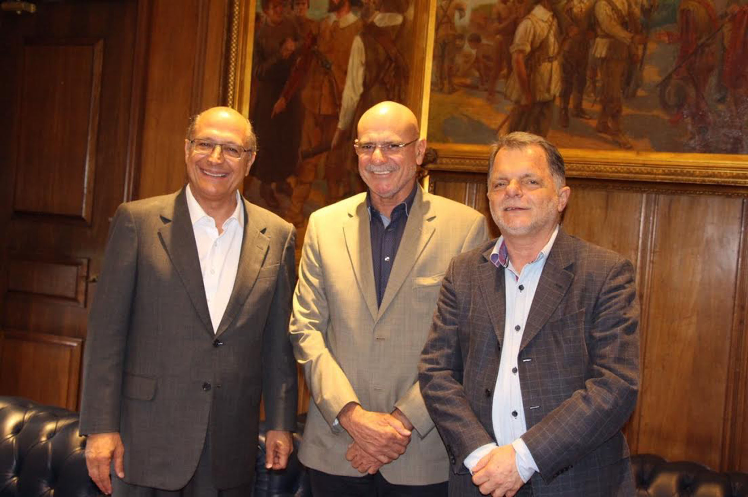 Alckmin, prefeito de Panorama, Luis Cunha e Bragato durante assinaturas dos convnios <a style='float:right;color:#ccc' href='https://www3.al.sp.gov.br/repositorio/noticia/N-08-2015/fg173616.jpg' target=_blank><i class='bi bi-zoom-in'></i> Clique para ver a imagem </a>