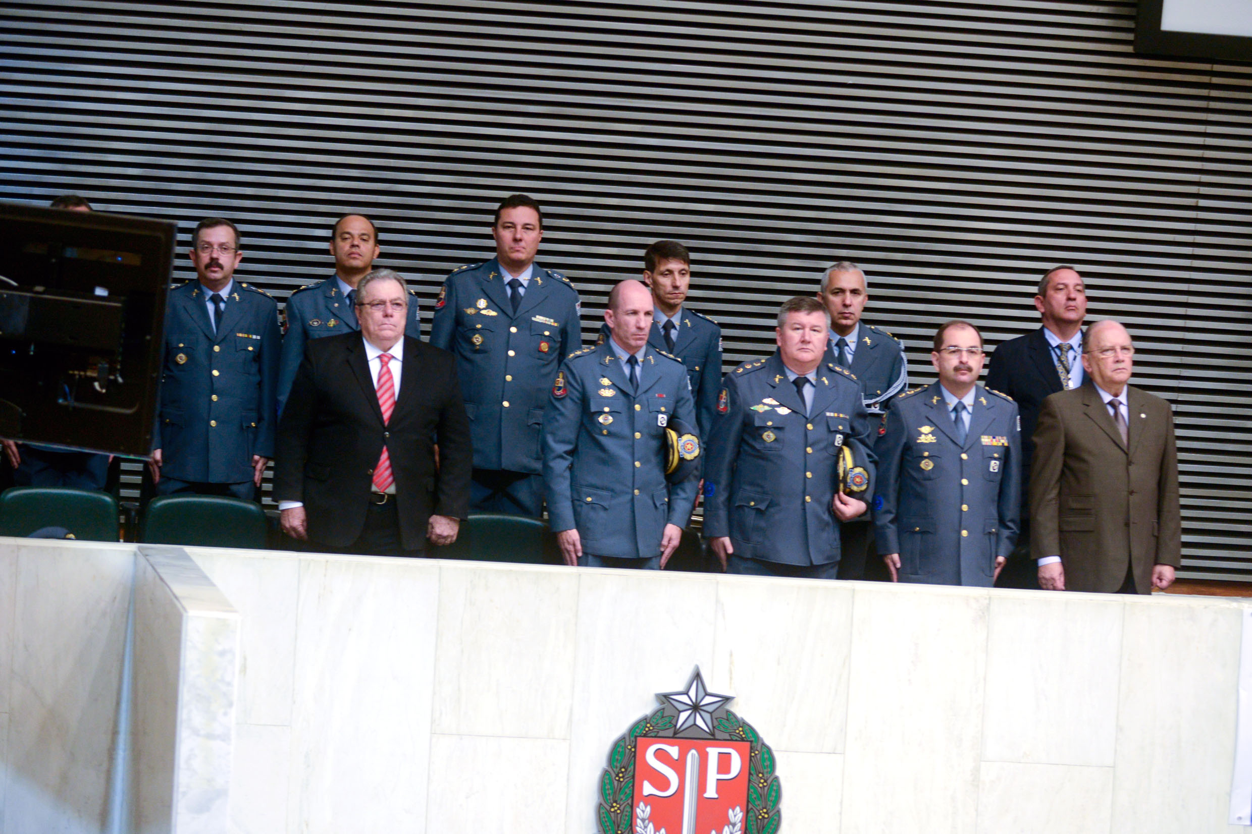 Membros da Polcia Militar e autoridades <a style='float:right;color:#ccc' href='https://www3.al.sp.gov.br/repositorio/noticia/N-08-2015/fg173977.jpg' target=_blank><i class='bi bi-zoom-in'></i> Clique para ver a imagem </a>