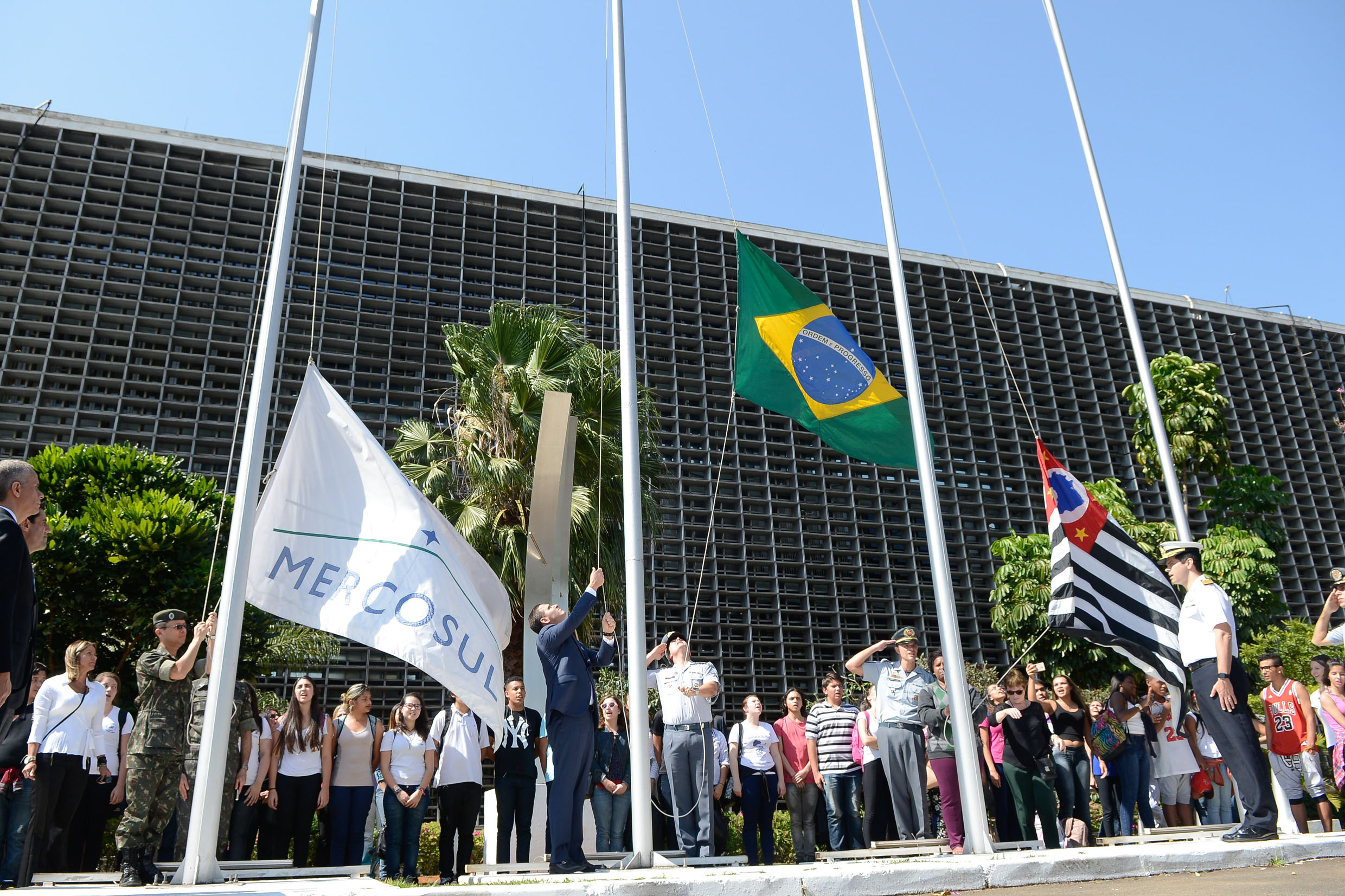 Hasteamento da Bandeira Nacional Brasileira<a style='float:right;color:#ccc' href='https://www3.al.sp.gov.br/repositorio/noticia/N-08-2015/fg174160.jpg' target=_blank><i class='bi bi-zoom-in'></i> Clique para ver a imagem </a>