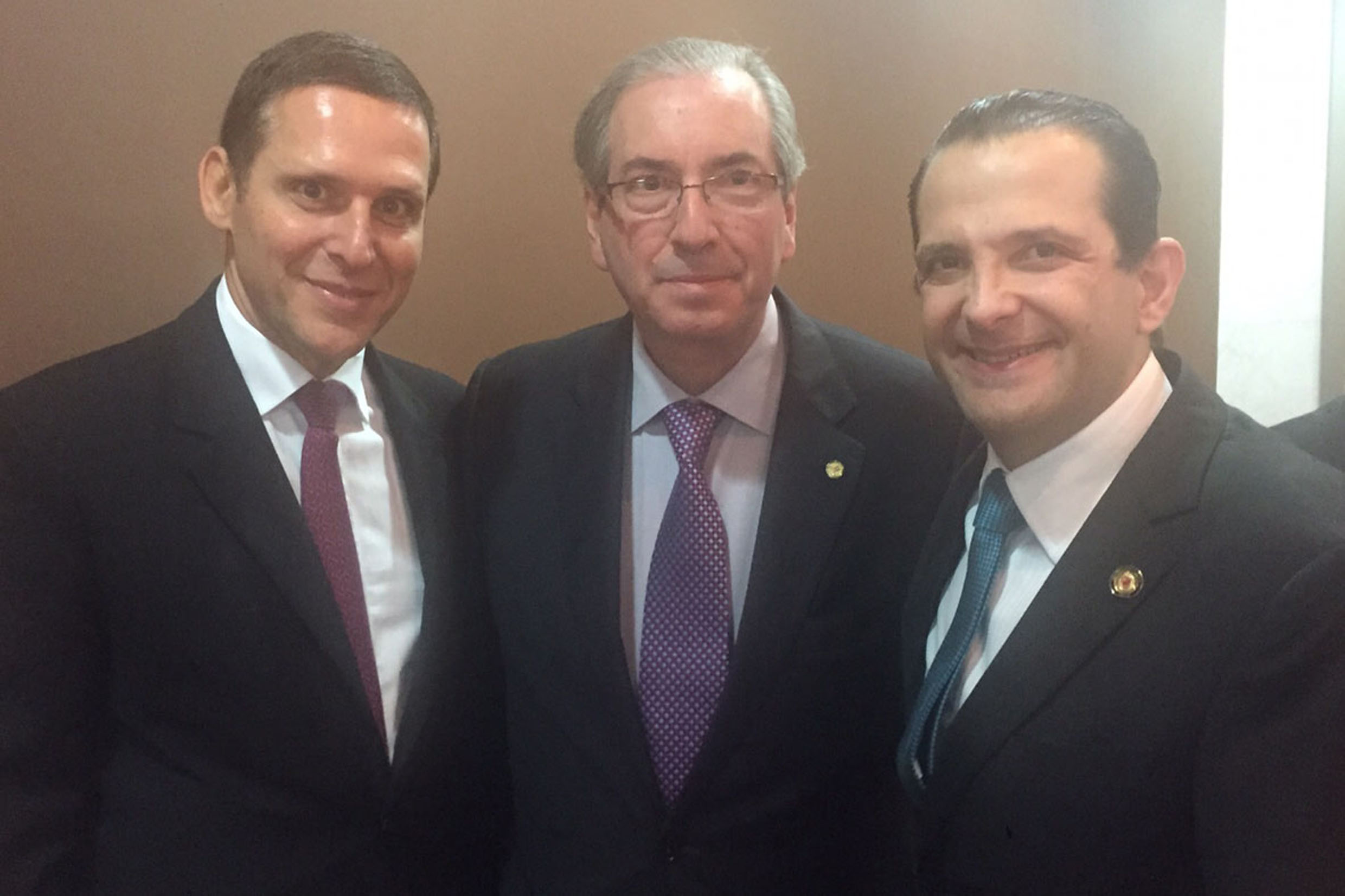 Fernando Capez, Eduardo Cunha e Edmir Chedid na reunio promovida na Assembleia Legislativa<a style='float:right;color:#ccc' href='https://www3.al.sp.gov.br/repositorio/noticia/N-08-2015/fg174249.jpg' target=_blank><i class='bi bi-zoom-in'></i> Clique para ver a imagem </a>