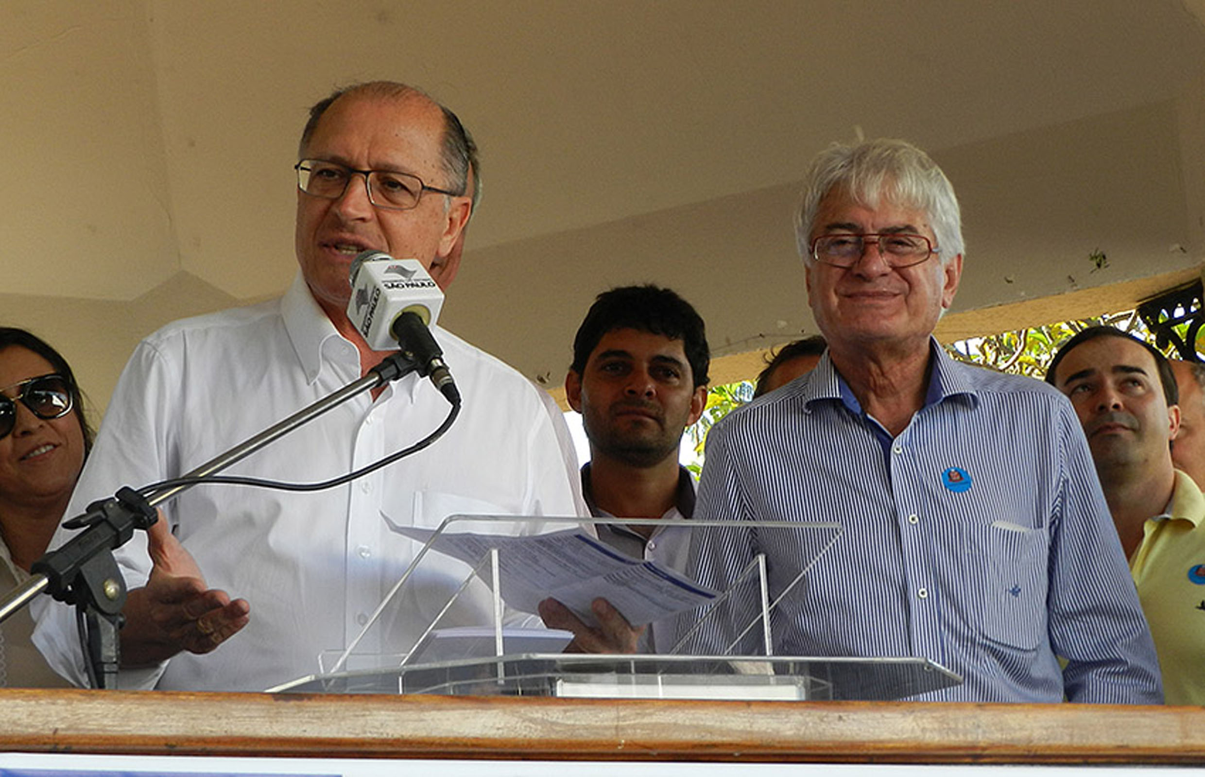 Geraldo Alckmin e Roberto Engler durante o anncio da ETE<a style='float:right;color:#ccc' href='https://www3.al.sp.gov.br/repositorio/noticia/N-08-2015/fg174670.jpg' target=_blank><i class='bi bi-zoom-in'></i> Clique para ver a imagem </a>