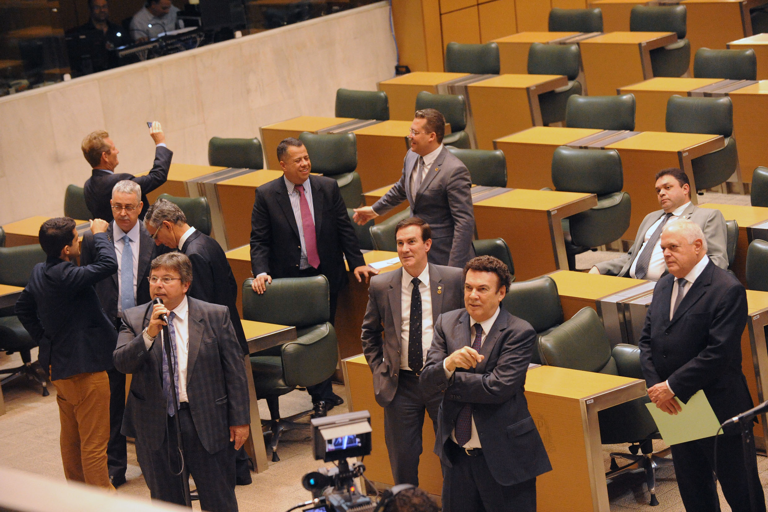 Parlamentares no Plenrio da Assembleia <a style='float:right;color:#ccc' href='https://www3.al.sp.gov.br/repositorio/noticia/N-08-2015/fg174769.jpg' target=_blank><i class='bi bi-zoom-in'></i> Clique para ver a imagem </a>
