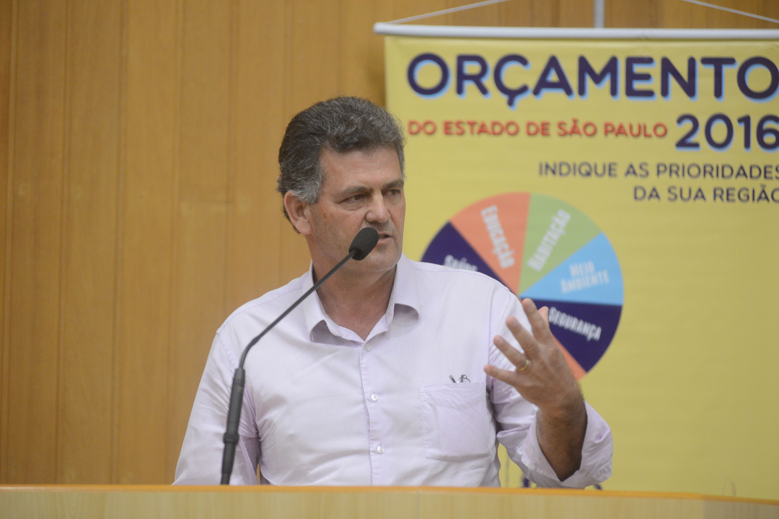 Henrique Rinco, prefeito de Caapava<a style='float:right;color:#ccc' href='https://www3.al.sp.gov.br/repositorio/noticia/N-08-2015/fg175083.jpg' target=_blank><i class='bi bi-zoom-in'></i> Clique para ver a imagem </a>