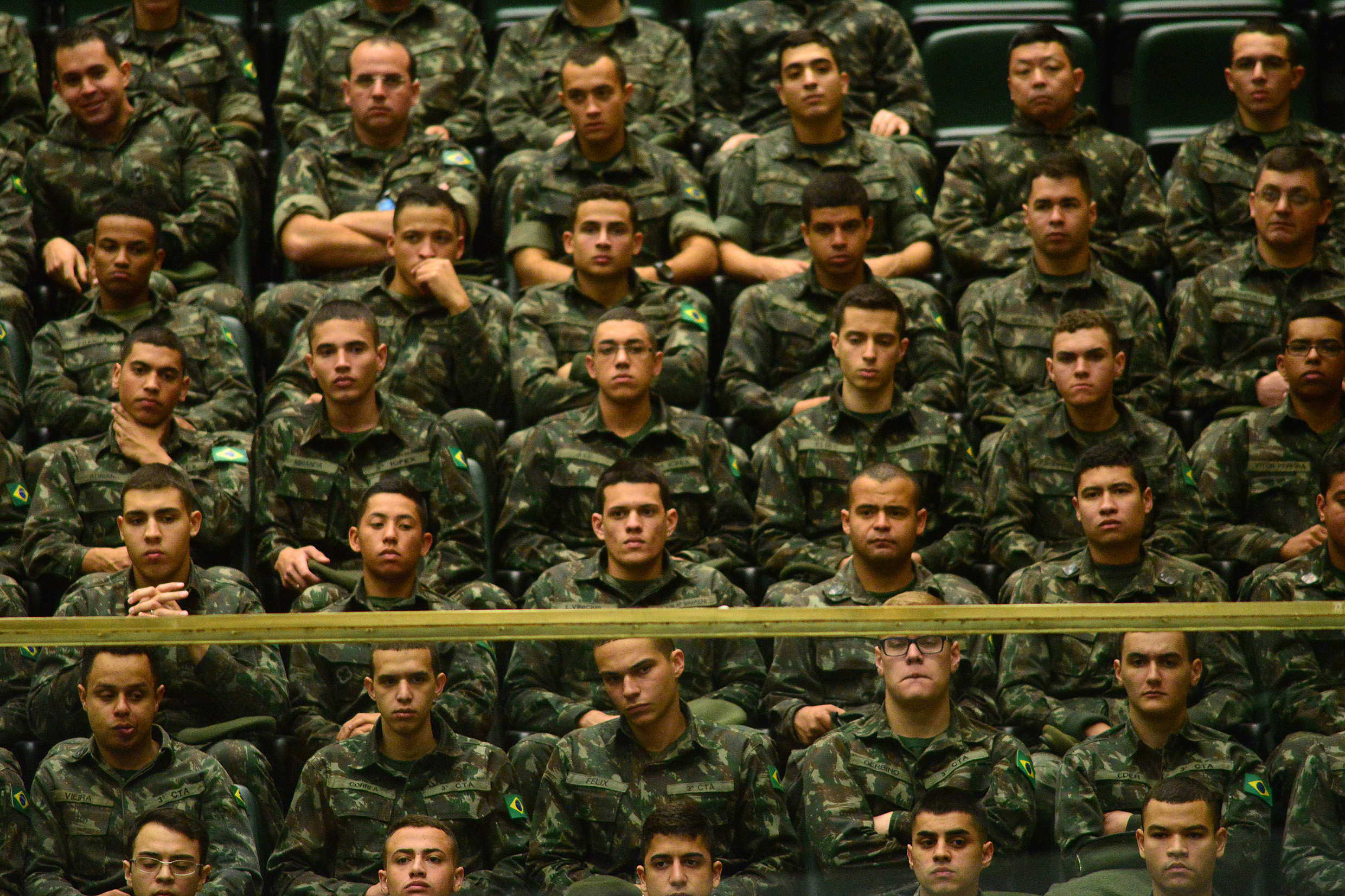 Militares acompanham solenidade<a style='float:right;color:#ccc' href='https://www3.al.sp.gov.br/repositorio/noticia/N-08-2016/fg193715.jpg' target=_blank><i class='bi bi-zoom-in'></i> Clique para ver a imagem </a>