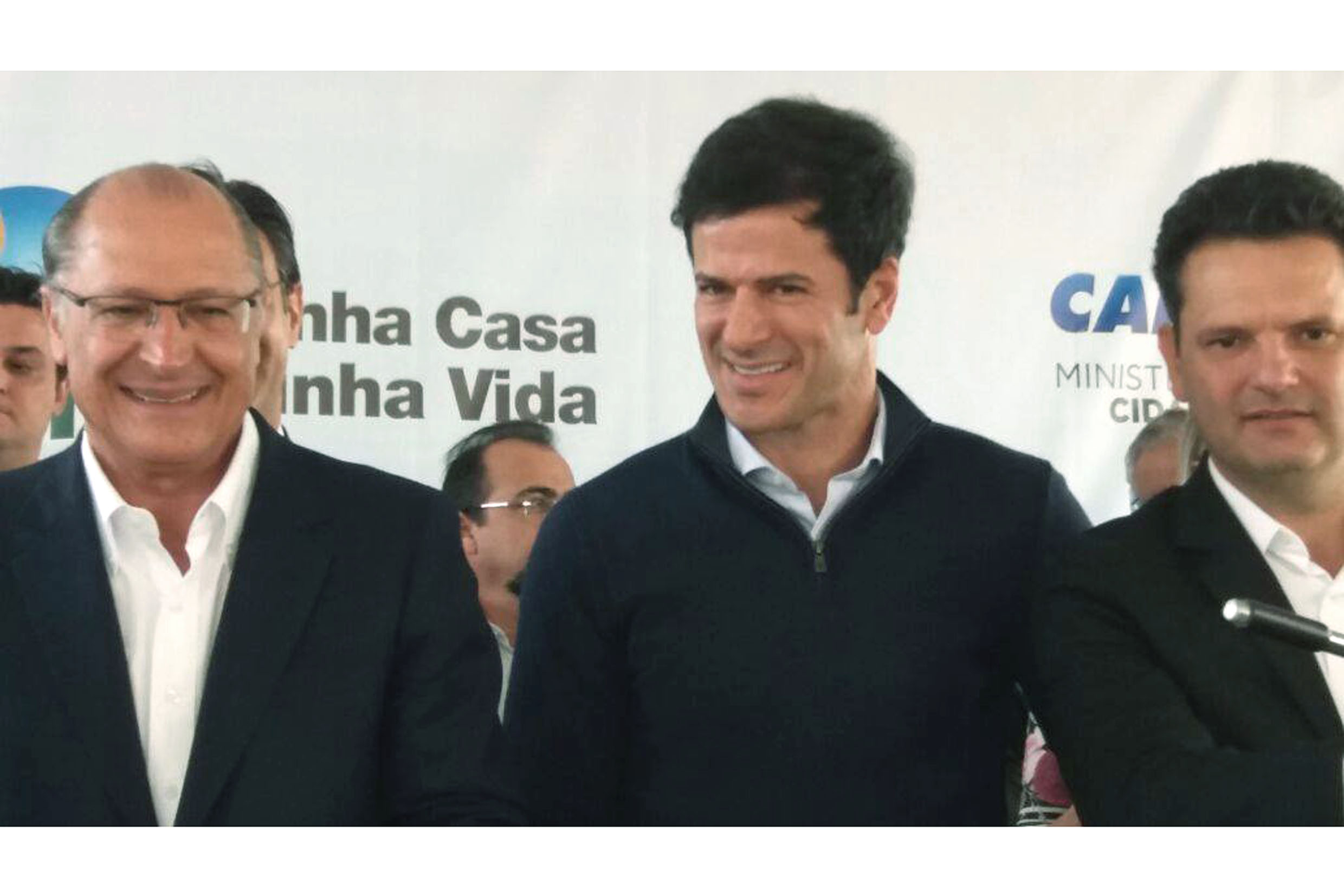 Rogrio Nogueira, Geraldo Alckmin e Thiago Assis<a style='float:right;color:#ccc' href='https://www3.al.sp.gov.br/repositorio/noticia/N-08-2017/fg206126.jpg' target=_blank><i class='bi bi-zoom-in'></i> Clique para ver a imagem </a>
