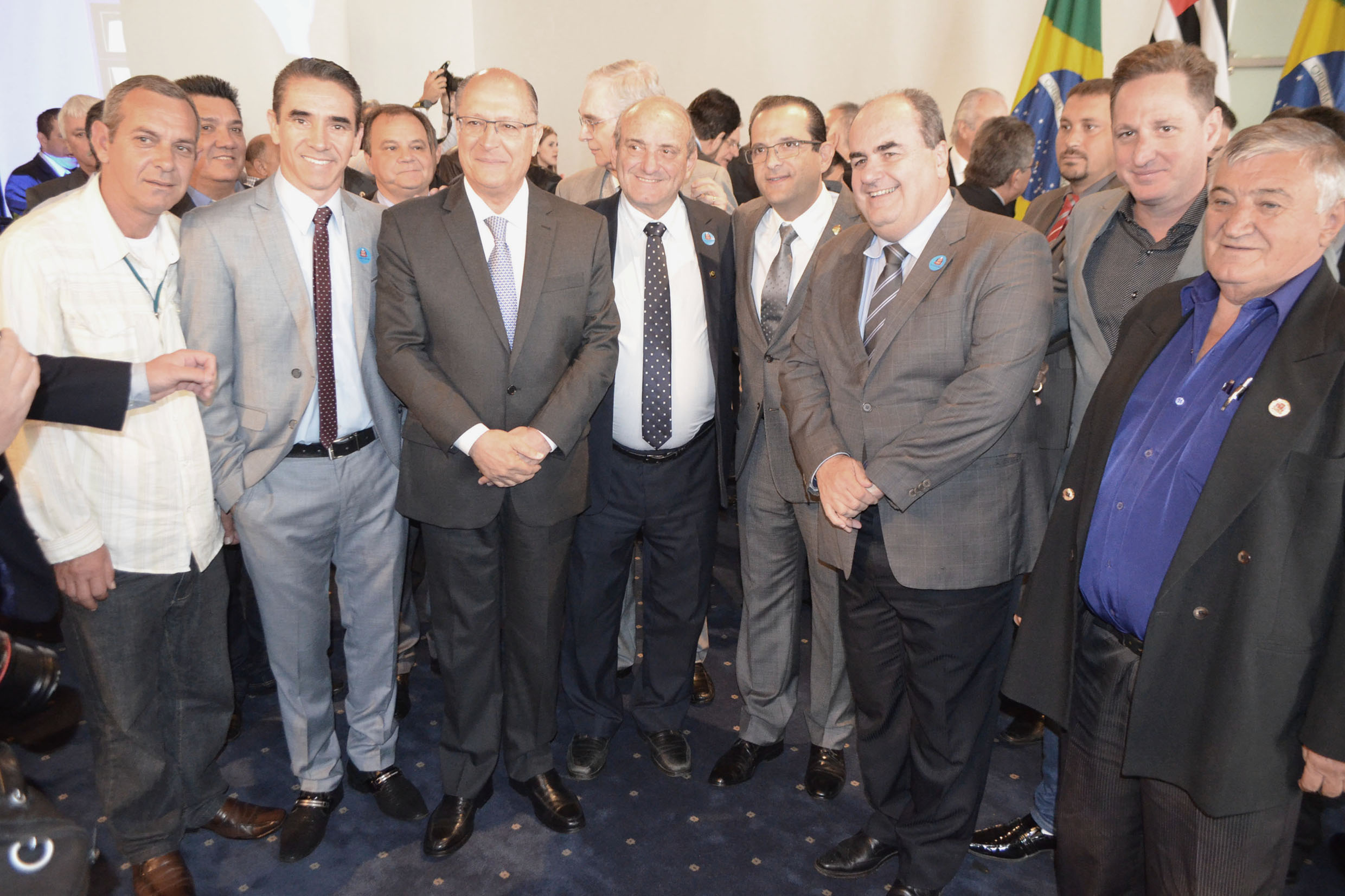 Geraldo Alckmin e Edmir Chedid entre representantes municipais<a style='float:right;color:#ccc' href='https://www3.al.sp.gov.br/repositorio/noticia/N-08-2017/fg206505.jpg' target=_blank><i class='bi bi-zoom-in'></i> Clique para ver a imagem </a>