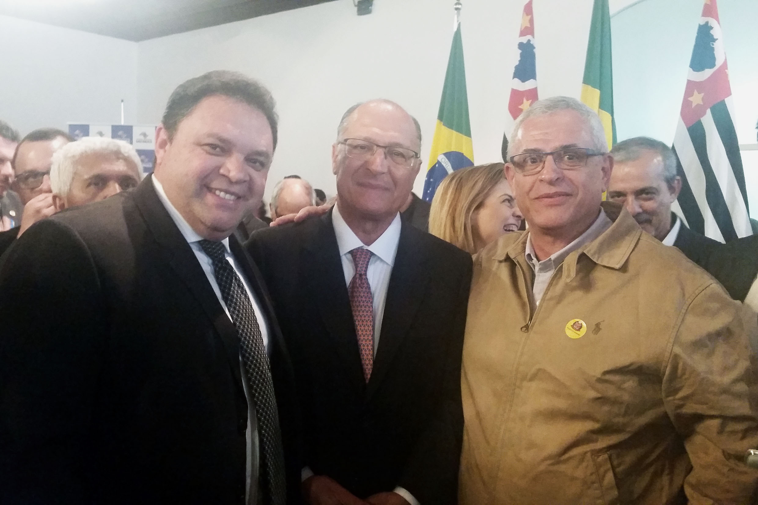 Marcos Damasio ( esq.), com Geraldo Alckmin<a style='float:right;color:#ccc' href='https://www3.al.sp.gov.br/repositorio/noticia/N-08-2017/fg206770.jpg' target=_blank><i class='bi bi-zoom-in'></i> Clique para ver a imagem </a>