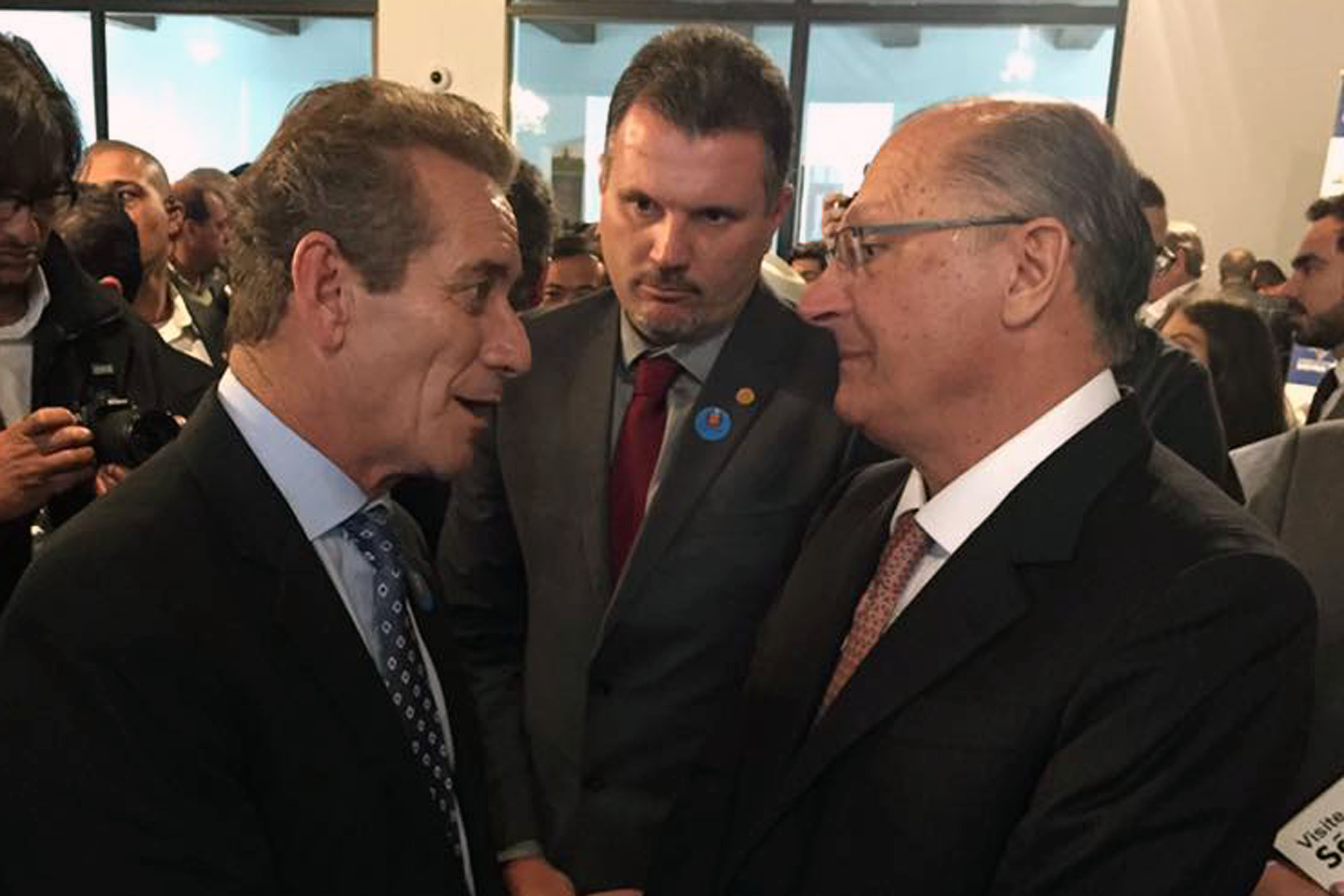 Deputado Ed Thomas agradece governador Alckmin <a style='float:right;color:#ccc' href='https://www3.al.sp.gov.br/repositorio/noticia/N-08-2017/fg206805.jpg' target=_blank><i class='bi bi-zoom-in'></i> Clique para ver a imagem </a>