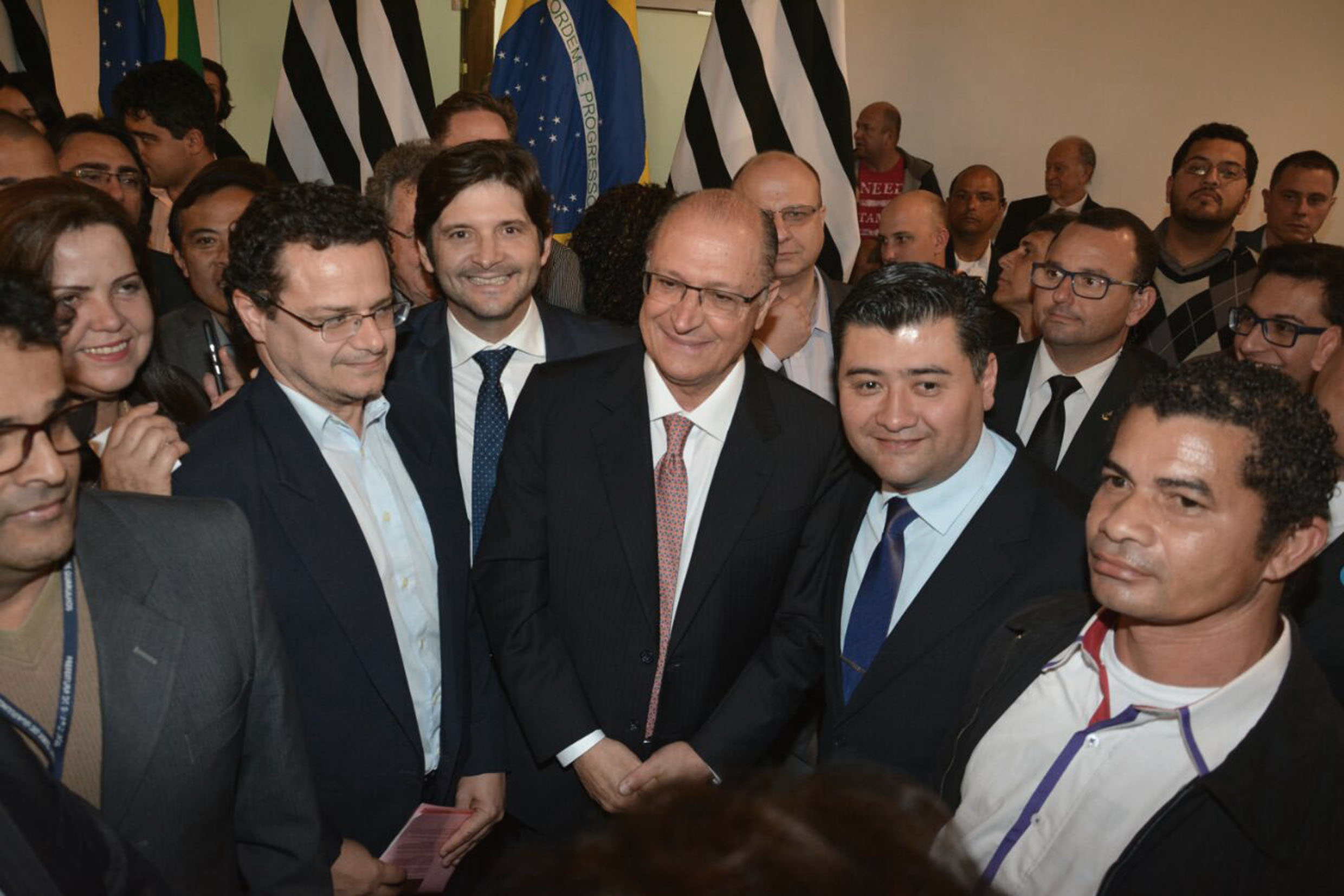 Andr do Prado, ao lado de Geraldo Alckmin (ao centro)<a style='float:right;color:#ccc' href='https://www3.al.sp.gov.br/repositorio/noticia/N-08-2017/fg206859.jpg' target=_blank><i class='bi bi-zoom-in'></i> Clique para ver a imagem </a>