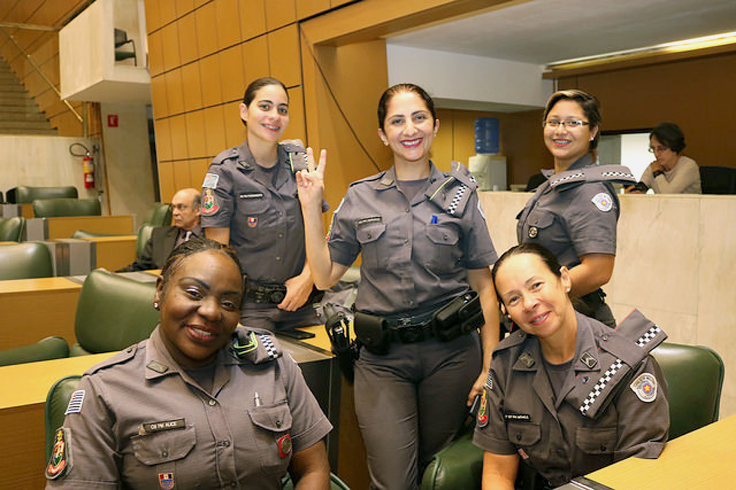 Policiais femininas no plenrio JK<a style='float:right;color:#ccc' href='https://www3.al.sp.gov.br/repositorio/noticia/N-08-2017/fg207181.jpg' target=_blank><i class='bi bi-zoom-in'></i> Clique para ver a imagem </a>