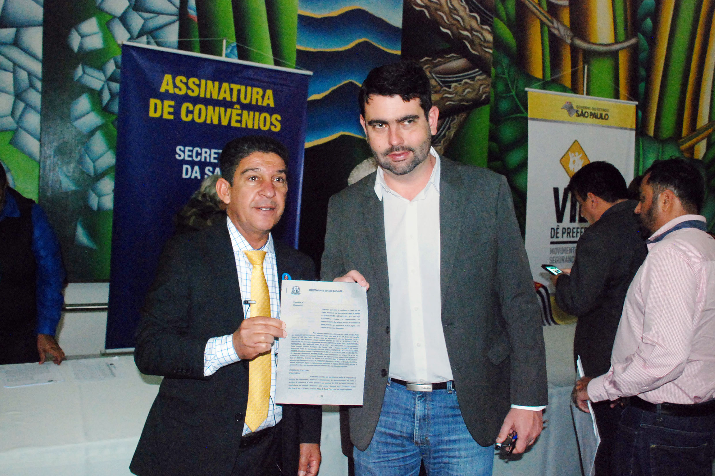 Gileno Gomes ao lado do prefeito Murilo Pinheiro<a style='float:right;color:#ccc' href='https://www3.al.sp.gov.br/repositorio/noticia/N-08-2017/fg207185.jpg' target=_blank><i class='bi bi-zoom-in'></i> Clique para ver a imagem </a>