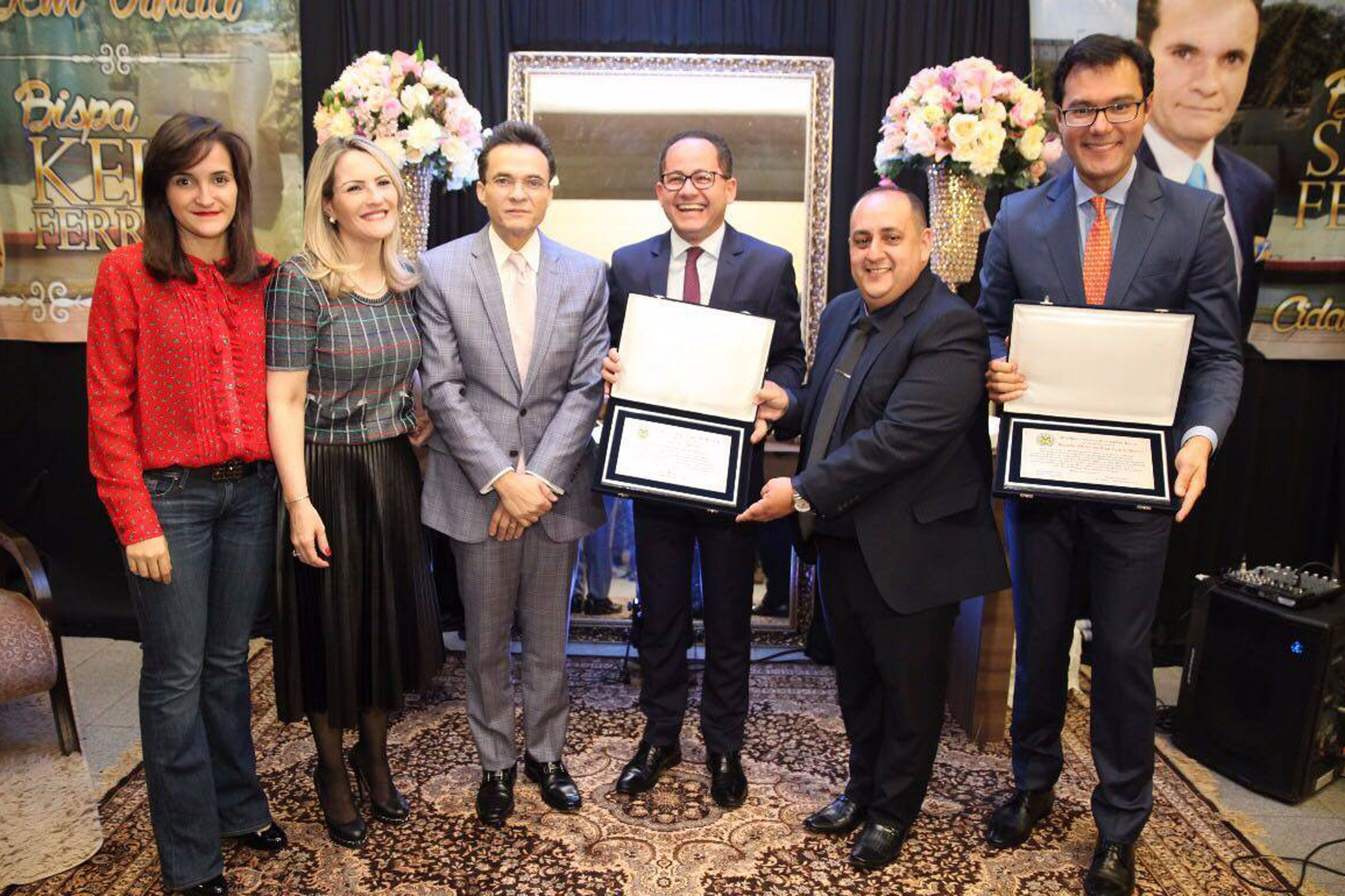 Deputado Cezinha (ao centro), recebe homenagem junto com seus lderes Bispo Samuel Ferreira e Bispa Keila Ferreira.<a style='float:right;color:#ccc' href='https://www3.al.sp.gov.br/repositorio/noticia/N-08-2017/fg207355.jpg' target=_blank><i class='bi bi-zoom-in'></i> Clique para ver a imagem </a>