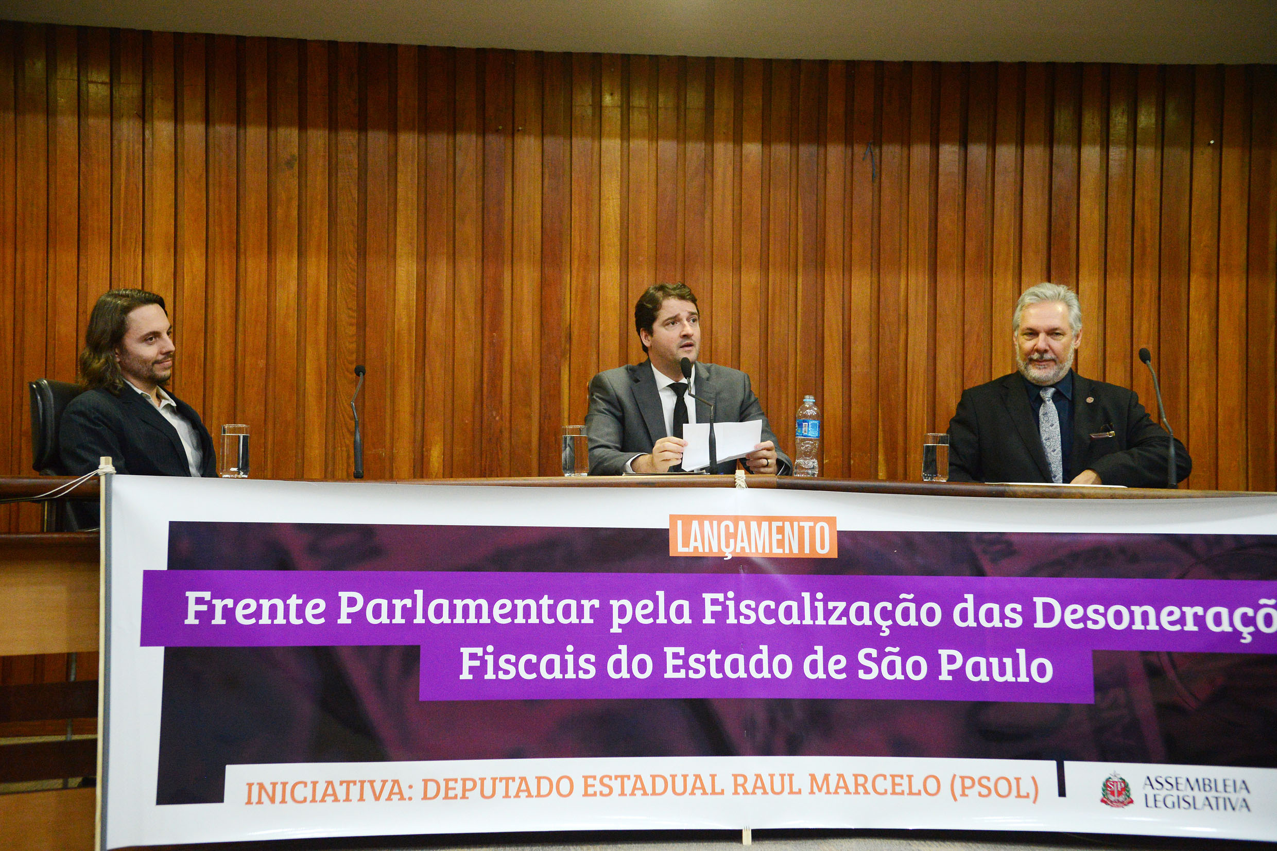 Mesa da Frente Parlamentar<a style='float:right;color:#ccc' href='https://www3.al.sp.gov.br/repositorio/noticia/N-08-2017/fg207469.jpg' target=_blank><i class='bi bi-zoom-in'></i> Clique para ver a imagem </a>