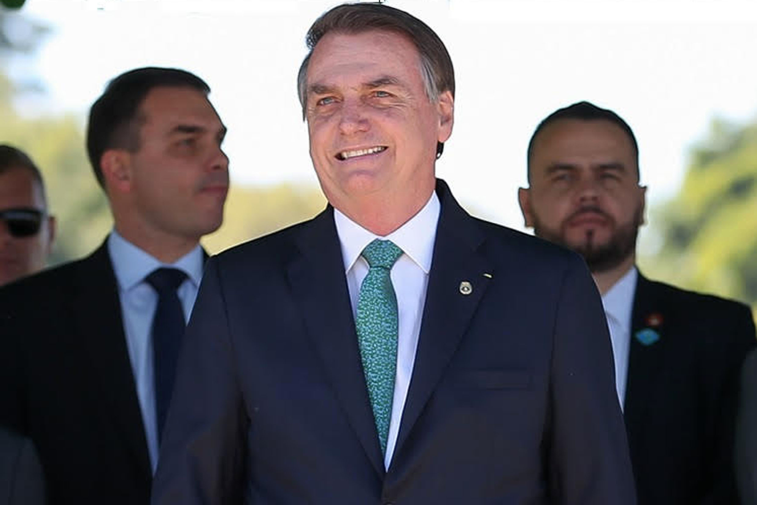 Jair Bolsonaro (ao centro) acompanhado por Gil Diniz<a style='float:right;color:#ccc' href='https://www3.al.sp.gov.br/repositorio/noticia/N-08-2019/fg238420.jpg' target=_blank><i class='bi bi-zoom-in'></i> Clique para ver a imagem </a>