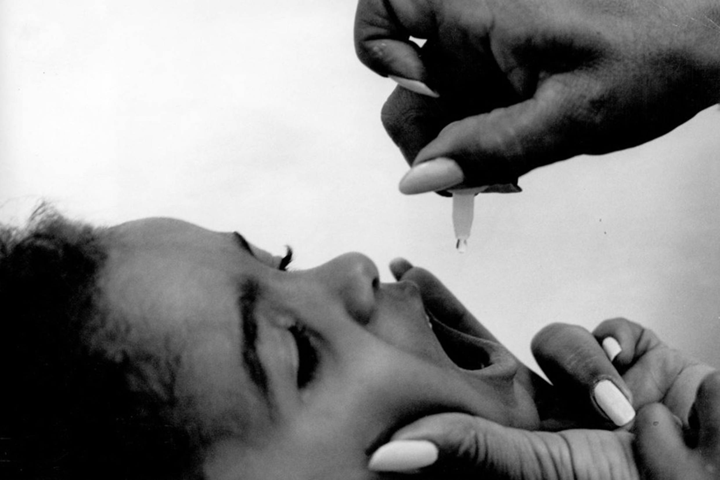 Criana durante campanha de vacinao contra a poliomielite nos anos 1970 no Brasil esforo nacional ajudou na erradicao da doena (Fonte: Acervo Casa de Oswaldo Cruz/Fiocruz)<a style='float:right;color:#ccc' href='https://www3.al.sp.gov.br/repositorio/noticia/N-08-2020/fg253579.jpg' target=_blank><i class='bi bi-zoom-in'></i> Clique para ver a imagem </a>