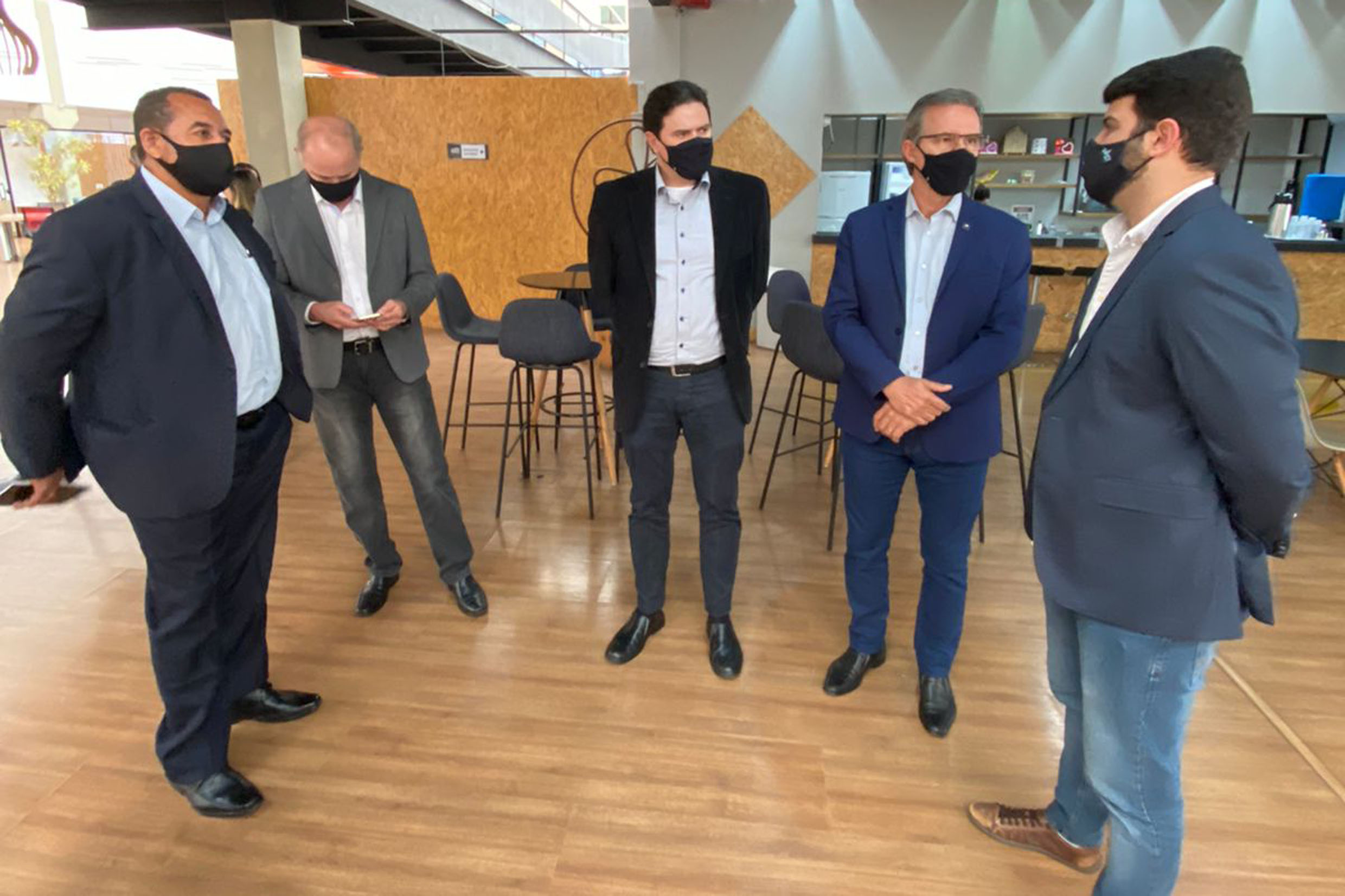 Presidente da Comisso de Cincia, Tecnologia e Inovao recebe representantes da Secretaria Estadual do Desenvolvimento, prefeito de Guaratinguet e reitor da Unesp - Foto: Assessoria do deputado Sergio Victor<a style='float:right;color:#ccc' href='https://www3.al.sp.gov.br/repositorio/noticia/N-08-2021/fg272123.jpg' target=_blank><i class='bi bi-zoom-in'></i> Clique para ver a imagem </a>