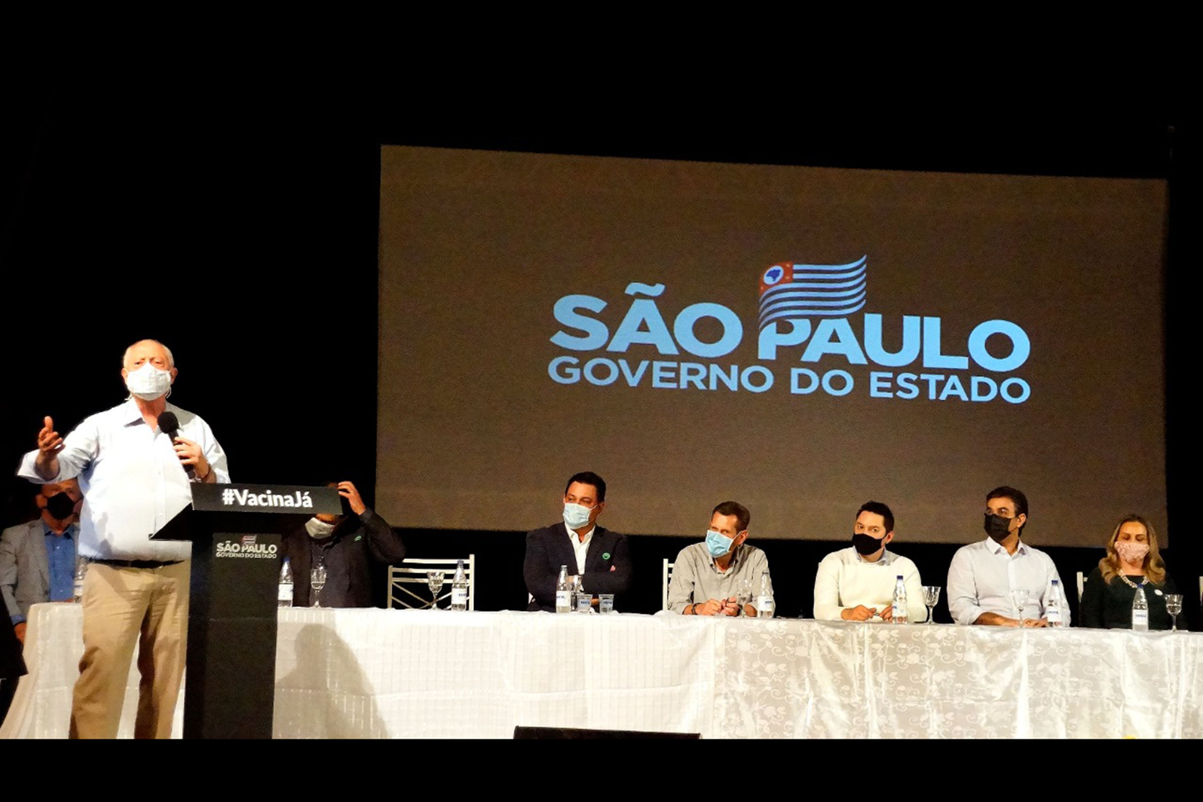 Barros Munhoz discursa durante o autorizo de R$ 6 milhes do governo estadual para Vargem Grande do Sul<a style='float:right;color:#ccc' href='https://www3.al.sp.gov.br/repositorio/noticia/N-08-2021/fg272135.jpg' target=_blank><i class='bi bi-zoom-in'></i> Clique para ver a imagem </a>