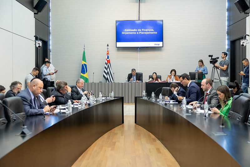 Comissão de Finanças<a style='float:right;color:#ccc' href='https://www3.al.sp.gov.br/repositorio/noticia/N-08-2023/fg306073.jpg' target=_blank><i class='bi bi-zoom-in'></i> Clique para ver a imagem </a>