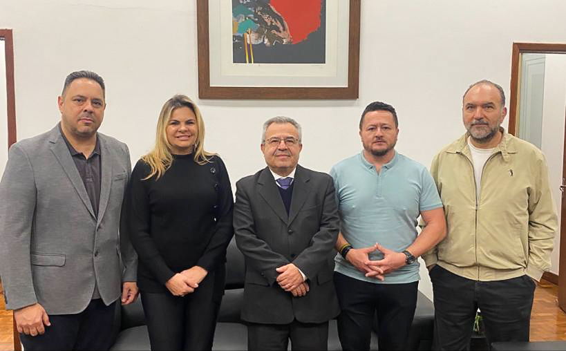 Deputada e representantes automotivos<a style='float:right;color:#ccc' href='https://www3.al.sp.gov.br/repositorio/noticia/N-08-2023/fg306659.jpg' target=_blank><i class='bi bi-zoom-in'></i> Clique para ver a imagem </a>