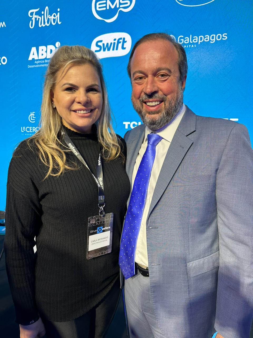 Deputada Morando e Ministro de Minas e Energia<a style='float:right;color:#ccc' href='https://www3.al.sp.gov.br/repositorio/noticia/N-08-2023/fg307741.jpeg' target=_blank><i class='bi bi-zoom-in'></i> Clique para ver a imagem </a>