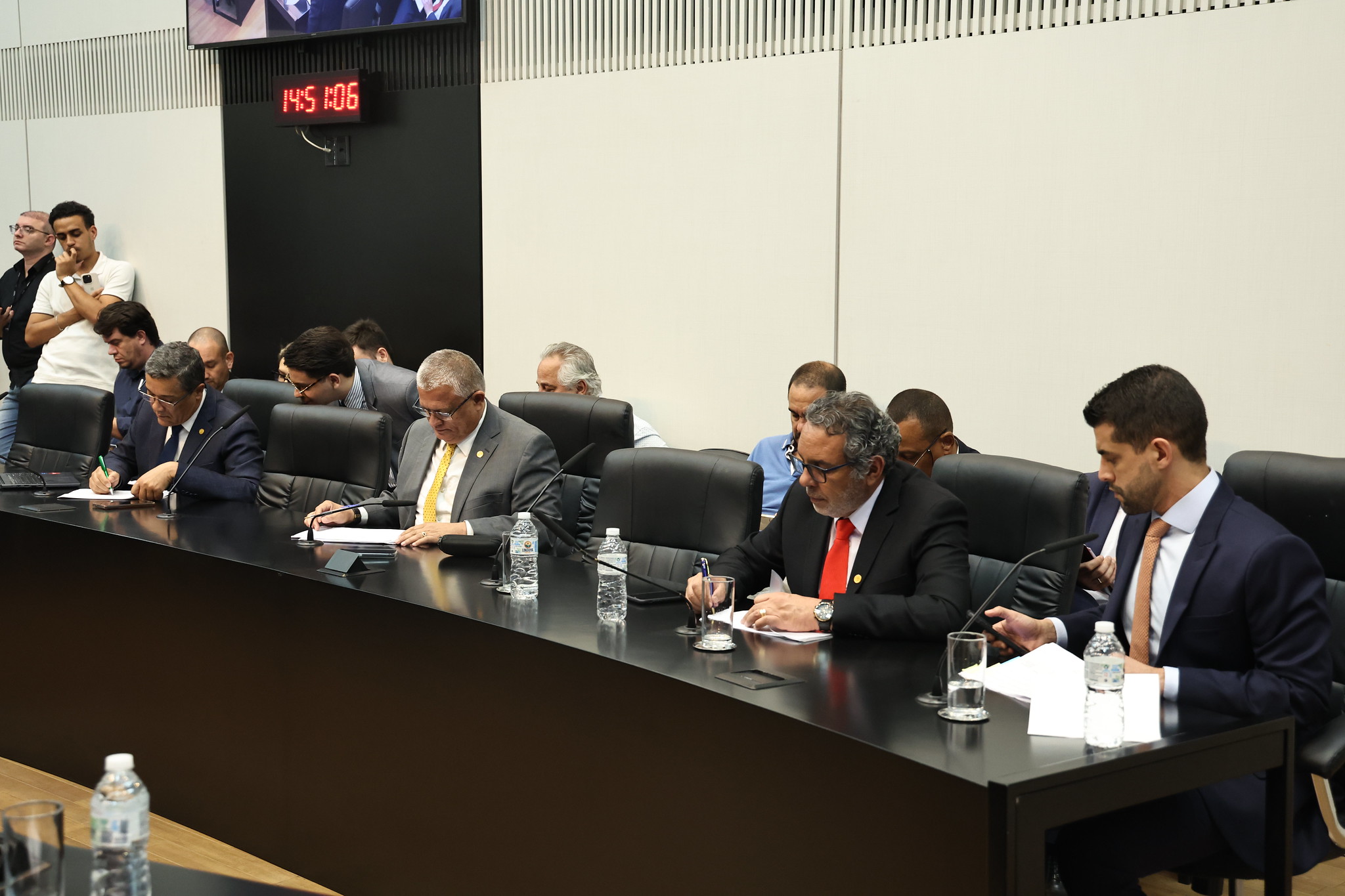 Pauta da reunio contou com 156 itens<a style='float:right;color:#ccc' href='https://www3.al.sp.gov.br/repositorio/noticia/N-08-2024/fg331860.jpg' target=_blank><i class='bi bi-zoom-in'></i> Clique para ver a imagem </a>