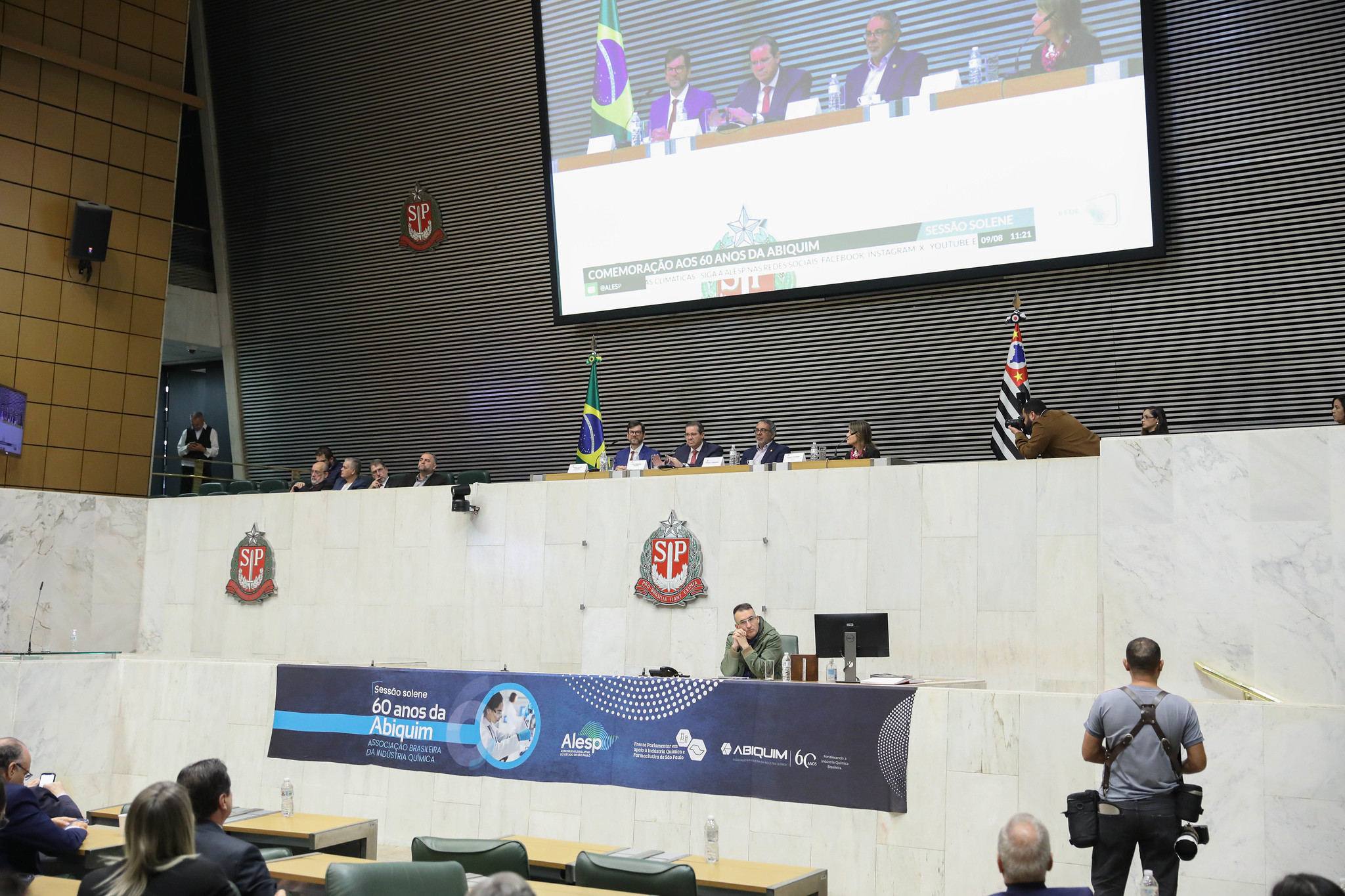 Alesp homenageia 60 anos da Abiquim<a style='float:right;color:#ccc' href='https://www3.al.sp.gov.br/repositorio/noticia/N-08-2024/fg332020.jpg' target=_blank><i class='bi bi-zoom-in'></i> Clique para ver a imagem </a>