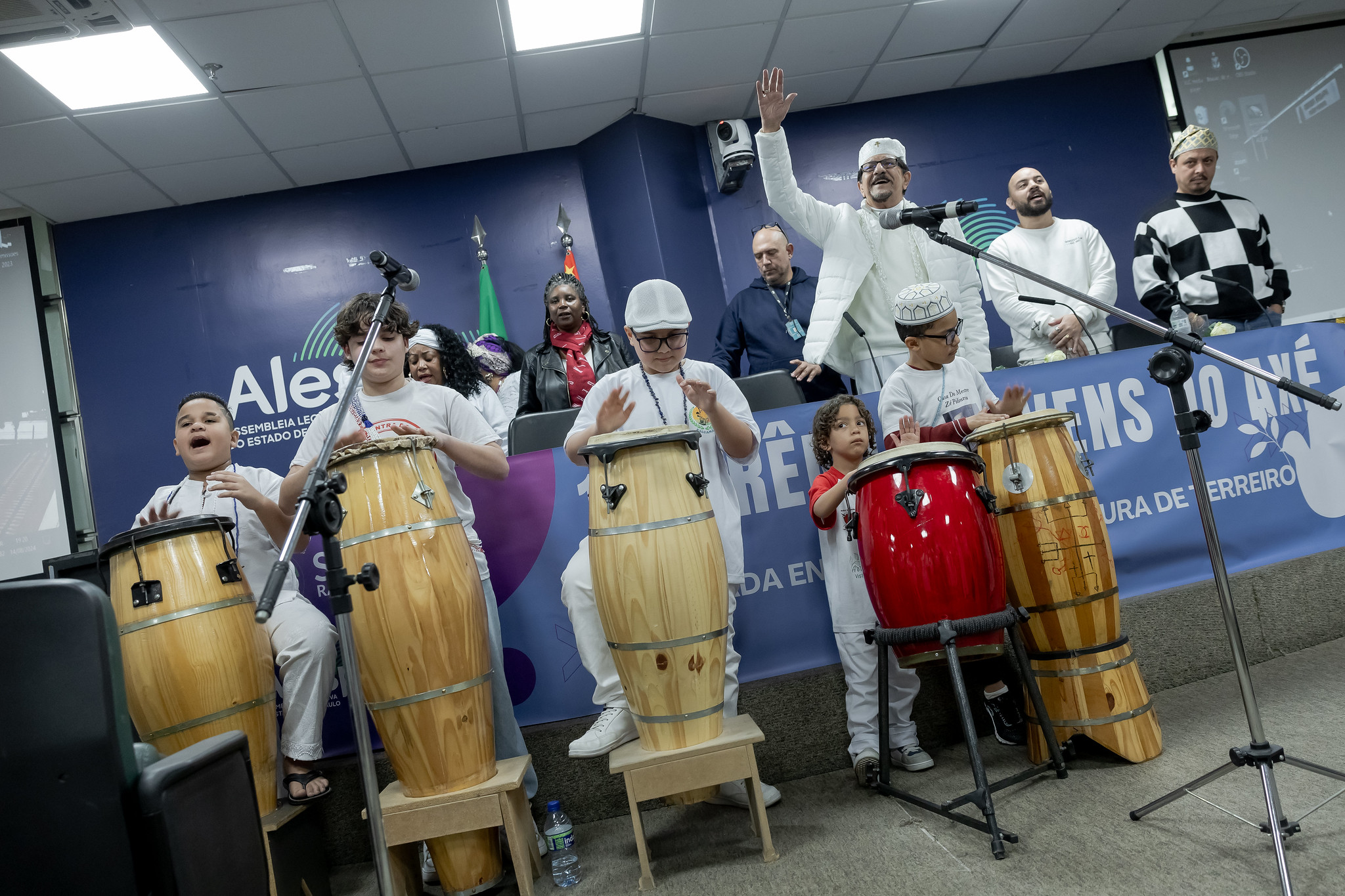 Evento premiou iniciativas de combate ao racismo<a style='float:right;color:#ccc' href='https://www3.al.sp.gov.br/repositorio/noticia/N-08-2024/fg332379.jpg' target=_blank><i class='bi bi-zoom-in'></i> Clique para ver a imagem </a>