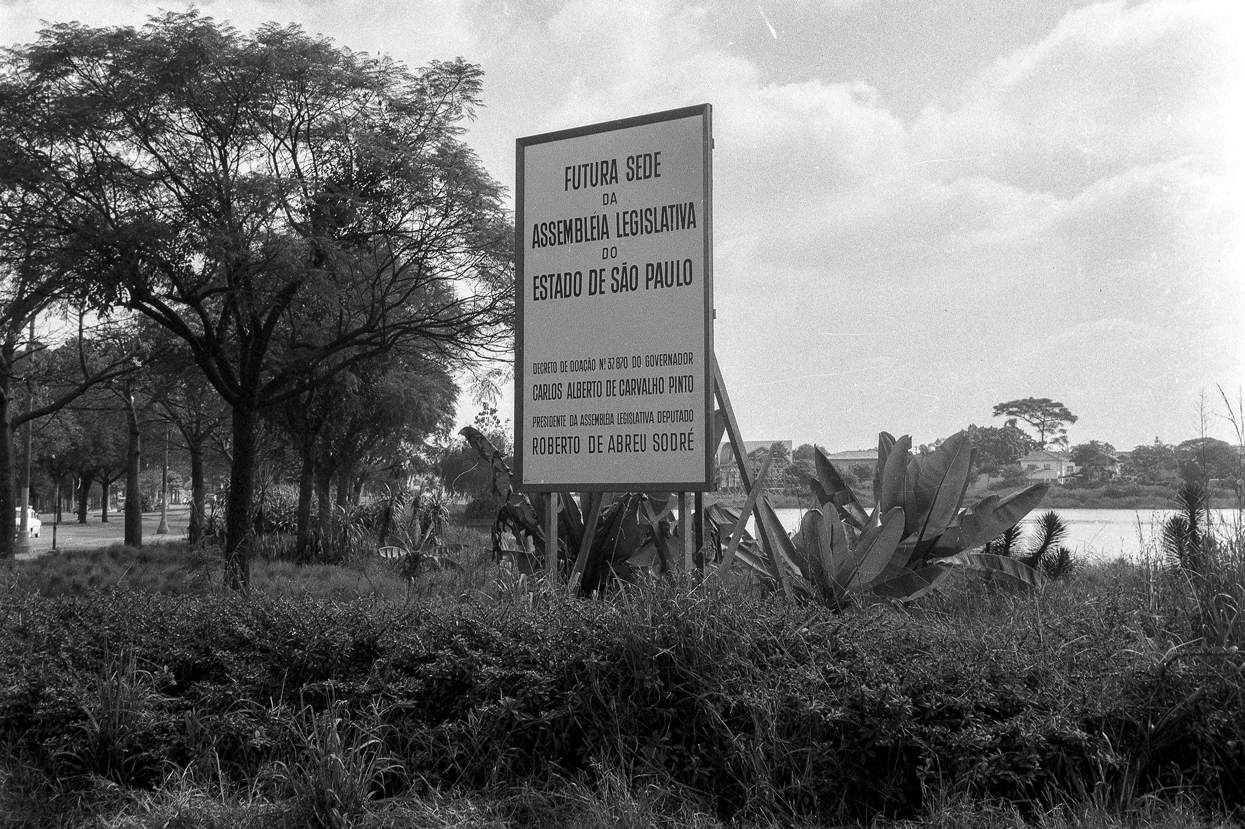 Placa da futura Assembleia - 1961<a style='float:right;color:#ccc' href='https://www3.al.sp.gov.br/repositorio/noticia/N-08-2024/fg332599.jpg' target=_blank><i class='bi bi-zoom-in'></i> Clique para ver a imagem </a>