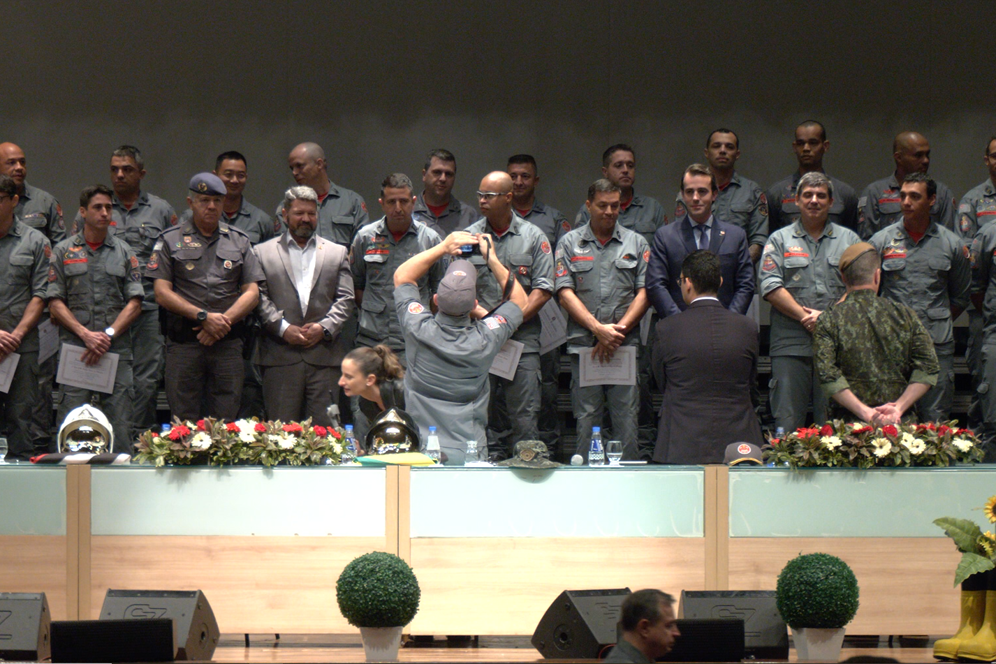 Deputados homenageiam agentes que atuaram no RS<a style='float:right;color:#ccc' href='https://www3.al.sp.gov.br/repositorio/noticia/N-08-2024/fg332868.png' target=_blank><i class='bi bi-zoom-in'></i> Clique para ver a imagem </a>