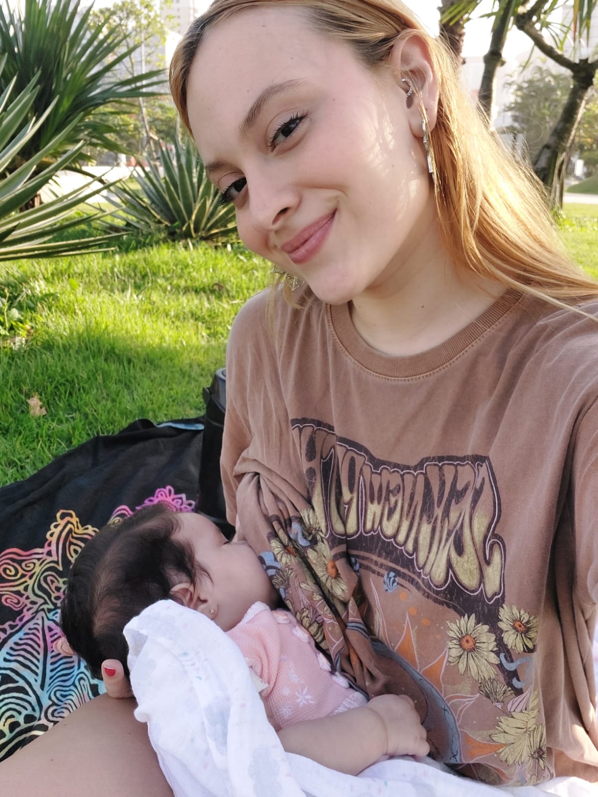 Jamile Atique e a pequena Adhara: aconchego<a style='float:right;color:#ccc' href='https://www3.al.sp.gov.br/repositorio/noticia/N-08-2024/fg333561.jpeg' target=_blank><i class='bi bi-zoom-in'></i> Clique para ver a imagem </a>