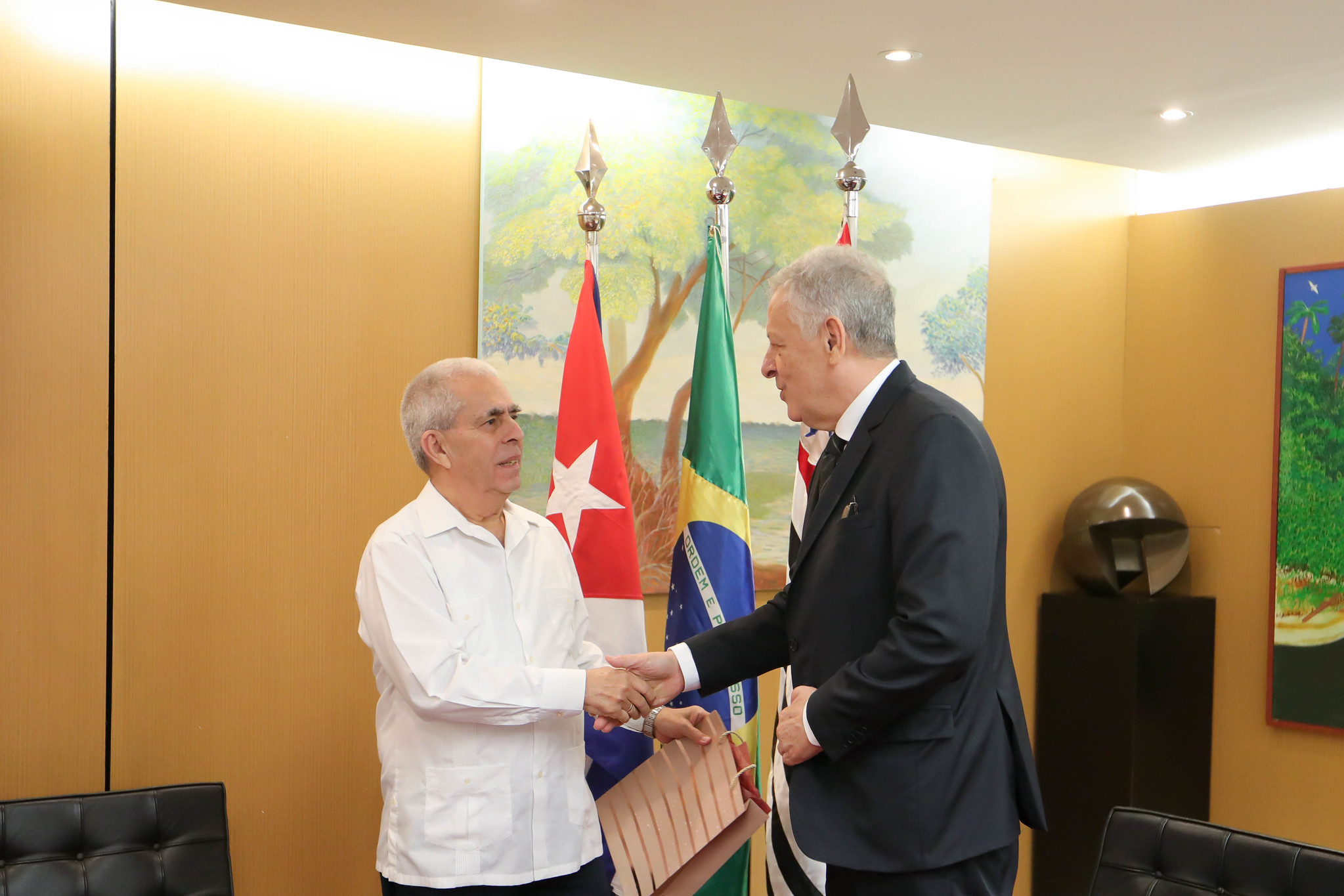 Cônsul Benigno Pérez Fernández e Deputado Maurici<a style='float:right;color:#ccc' href='https://www3.al.sp.gov.br/repositorio/noticia/N-08-2025/fg350506.jpg' target=_blank><i class='bi bi-zoom-in'></i> Clique para ver a imagem </a>