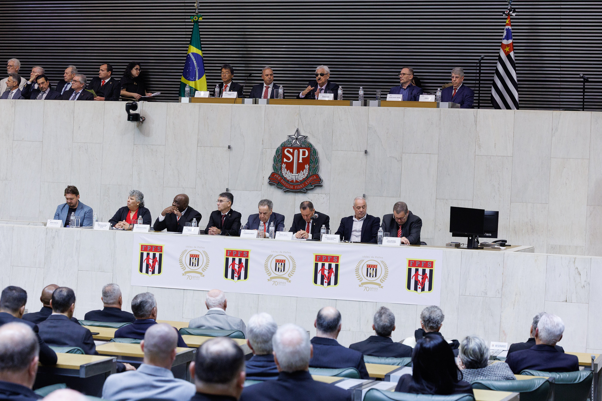 Sessão Solene homenageia Federação de Futsal<a style='float:right;color:#ccc' href='https://www3.al.sp.gov.br/repositorio/noticia/N-08-2025/fg350740.jpg' target=_blank><i class='bi bi-zoom-in'></i> Clique para ver a imagem </a>