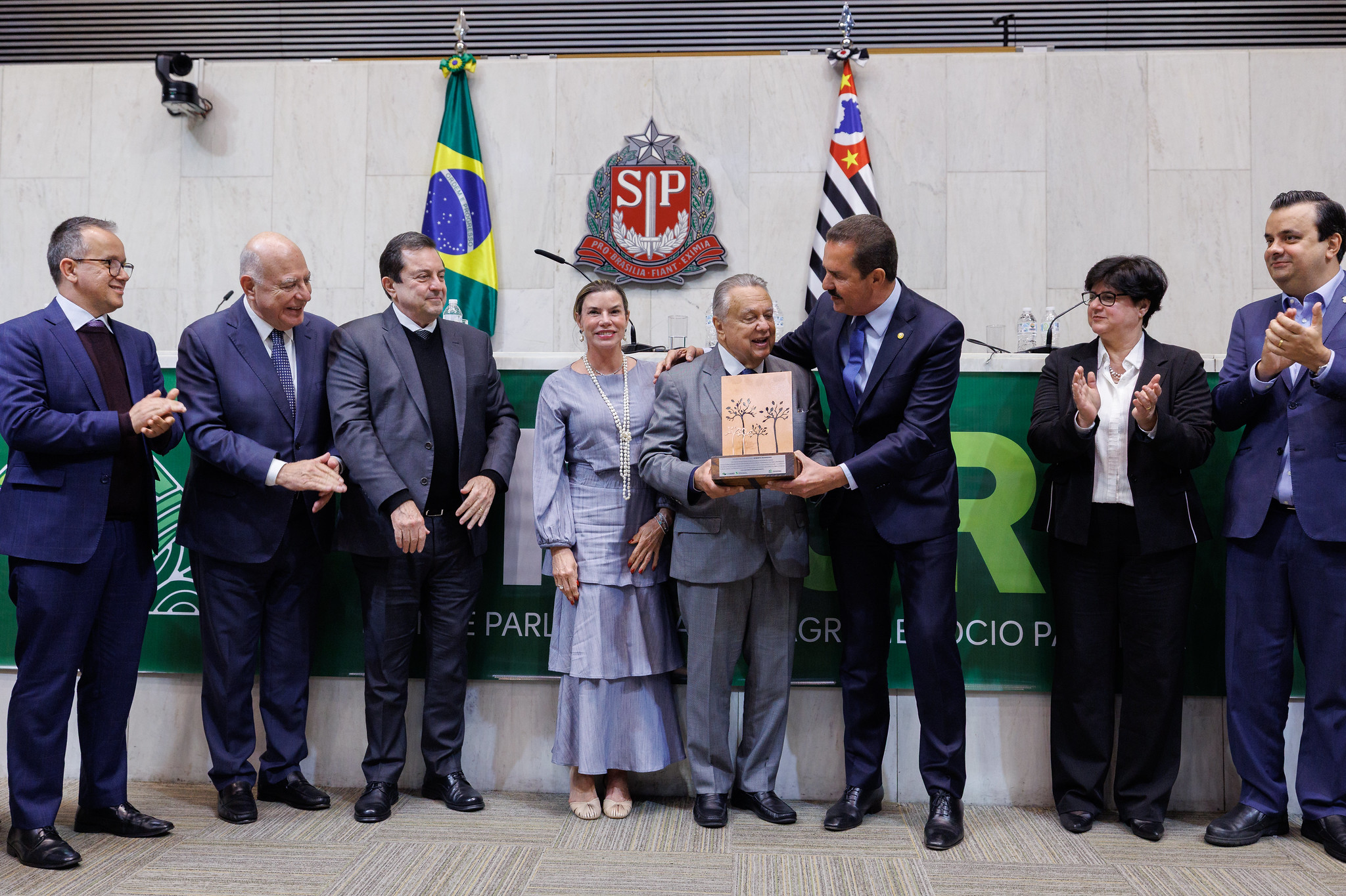 Ex ministro da Agricultura é homenageado<a style='float:right;color:#ccc' href='https://www3.al.sp.gov.br/repositorio/noticia/N-08-2025/fg350771.jpg' target=_blank><i class='bi bi-zoom-in'></i> Clique para ver a imagem </a>