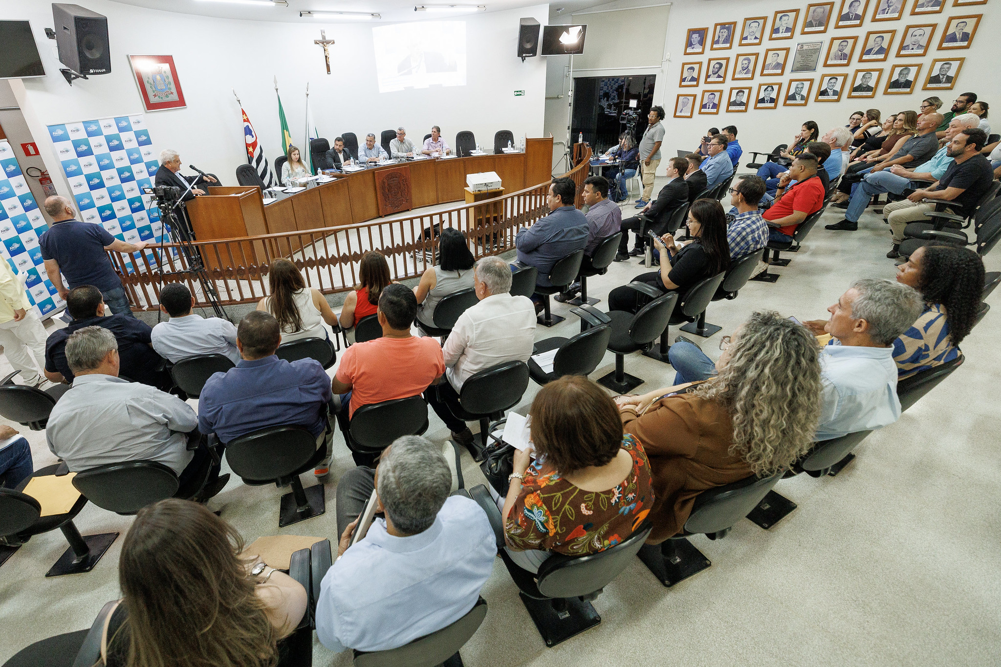 10 cidades foram representadas durante audincia<a style='float:right;color:#ccc' href='https://www3.al.sp.gov.br/repositorio/noticia/N-08-2025/fg351377.jpg' target=_blank><i class='bi bi-zoom-in'></i> Clique para ver a imagem </a>