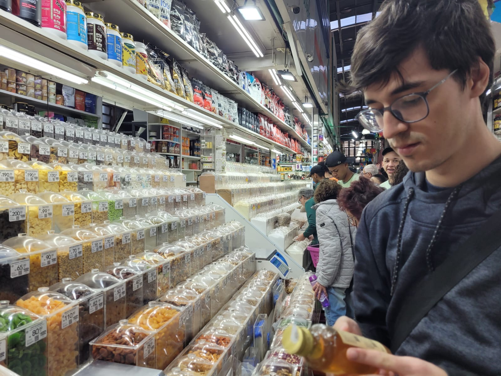 Visitantes no Mercado da Lapa<a style='float:right;color:#ccc' href='https://www3.al.sp.gov.br/repositorio/noticia/N-08-2025/fg351428.jpg' target=_blank><i class='bi bi-zoom-in'></i> Clique para ver a imagem </a>