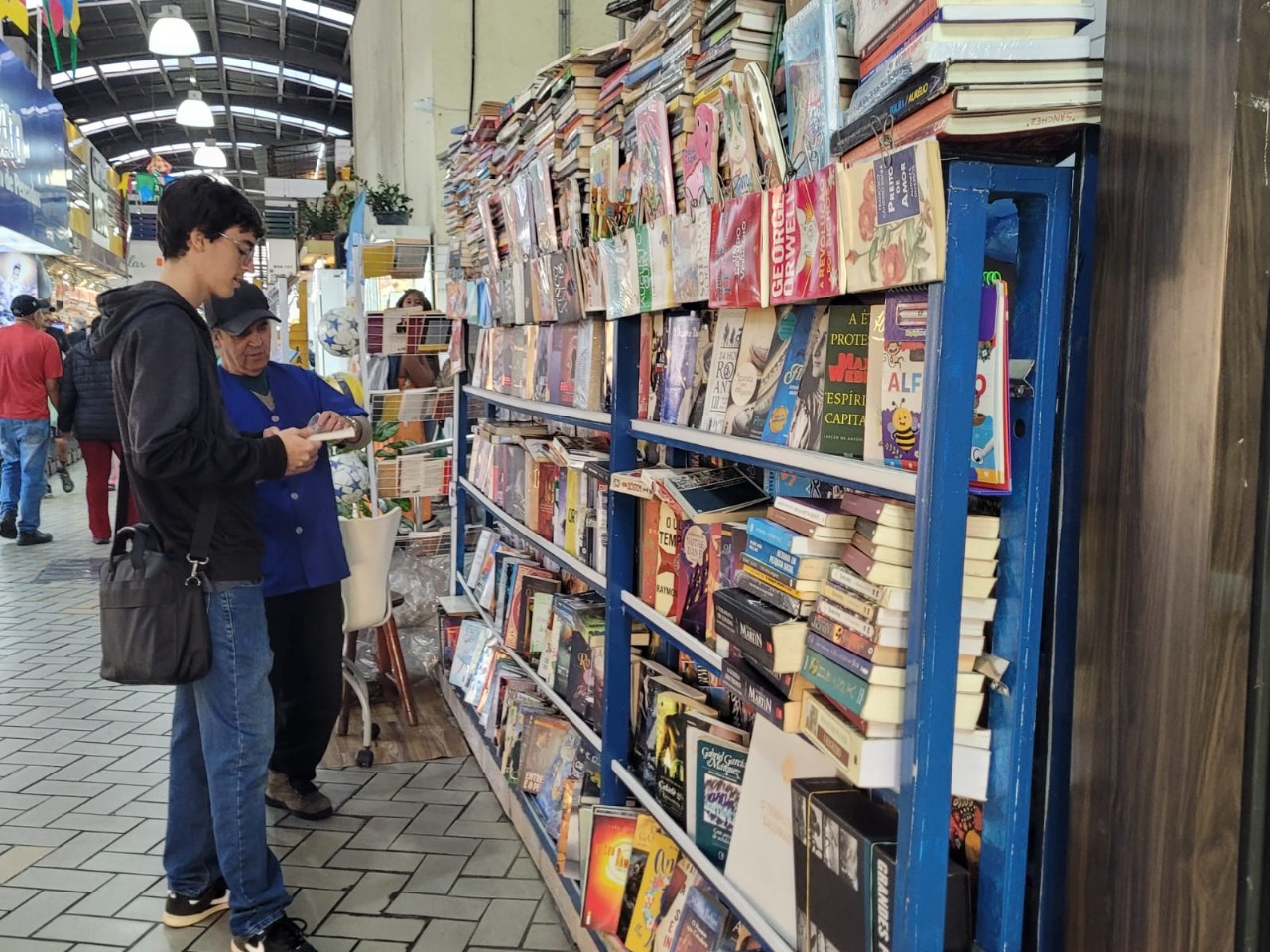 Venda de livros no Mercado da Lapa<a style='float:right;color:#ccc' href='https://www3.al.sp.gov.br/repositorio/noticia/N-08-2025/fg351432.jpg' target=_blank><i class='bi bi-zoom-in'></i> Clique para ver a imagem </a>