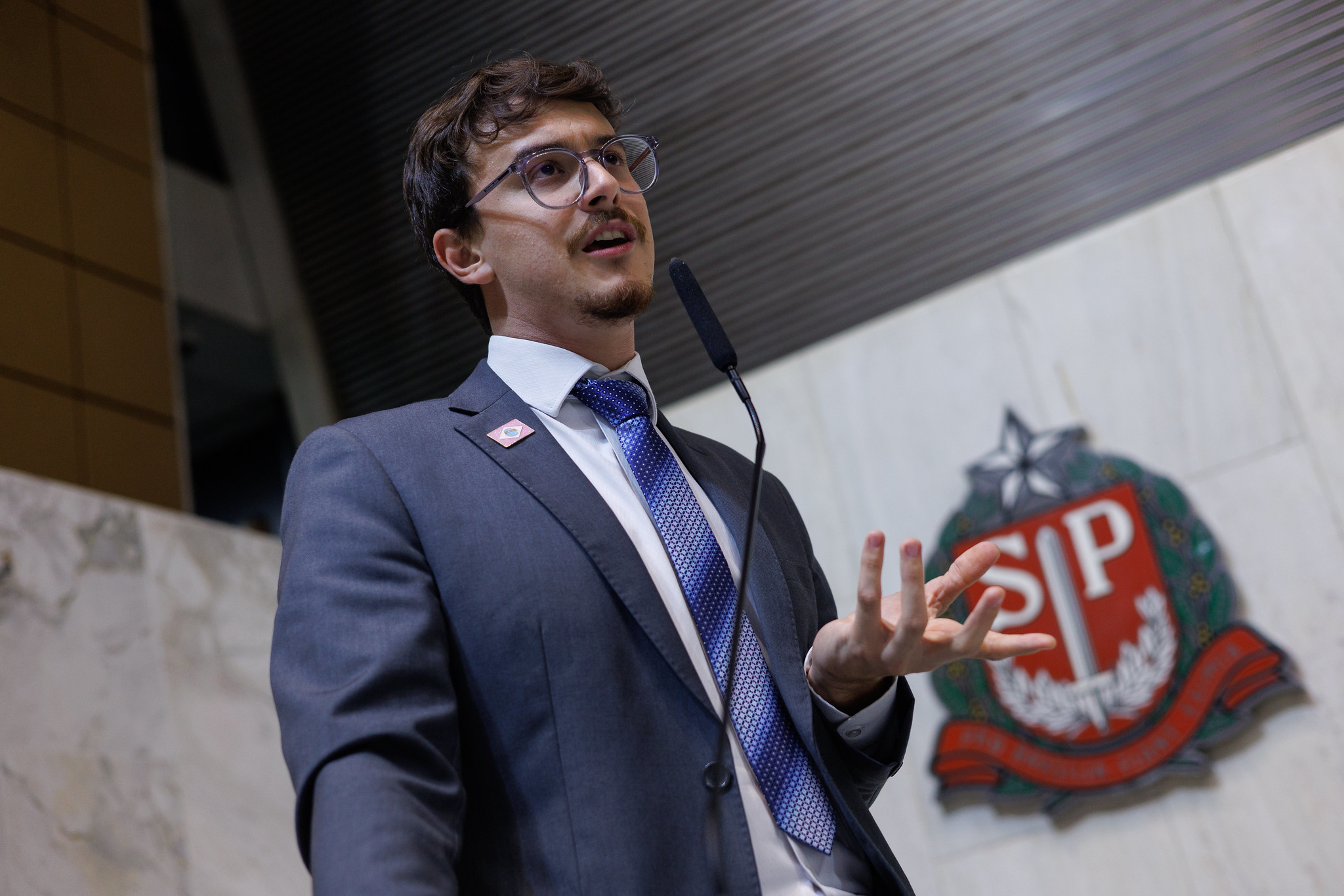 Cortez: sinais, alimentos e calçados adequados<a style='float:right;color:#ccc' href='https://www3.al.sp.gov.br/repositorio/noticia/N-08-2025/fg351464.jpg' target=_blank><i class='bi bi-zoom-in'></i> Clique para ver a imagem </a>
