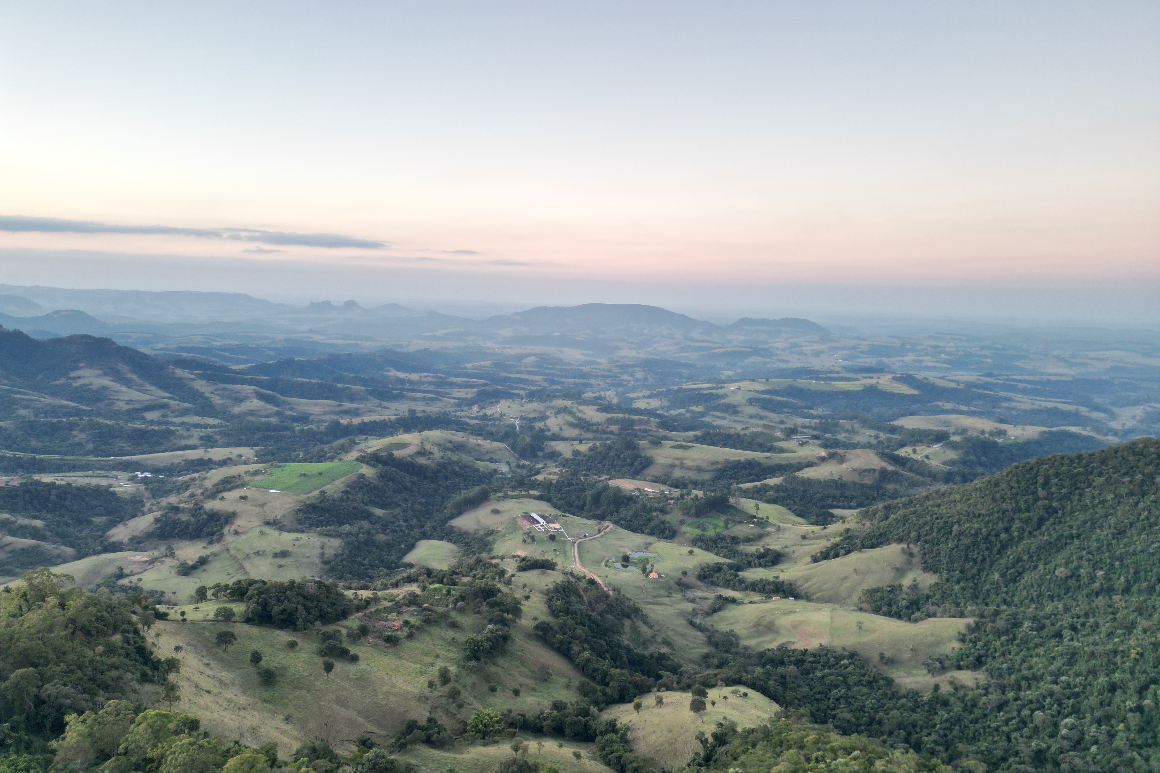 Vista da Cuesta de Botucatu por Pardinho<a style='float:right;color:#ccc' href='https://www3.al.sp.gov.br/repositorio/noticia/N-08-2026/fg367261.jpg' target=_blank><i class='bi bi-zoom-in'></i> Clique para ver a imagem </a>